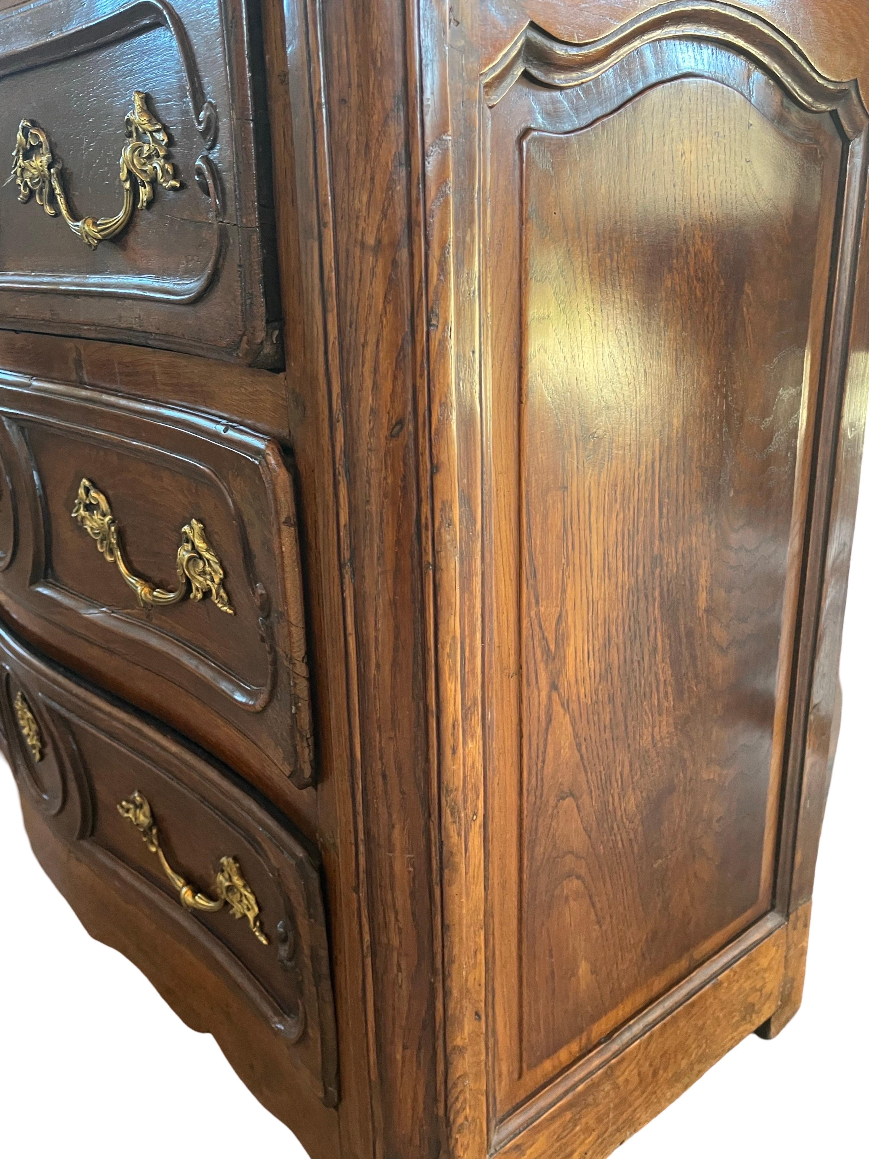 Cómoda Luis XIV francesa de nogal del siglo XVIII en venta 11