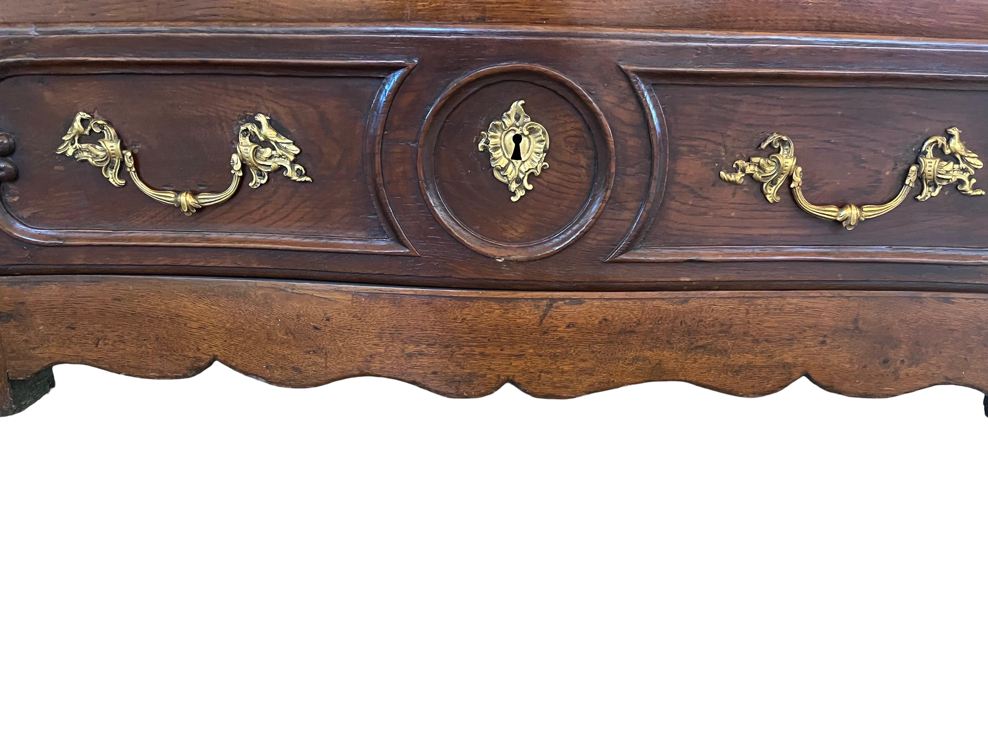 Francese Commode francese in noce Luigi XIV del XVIII secolo in vendita