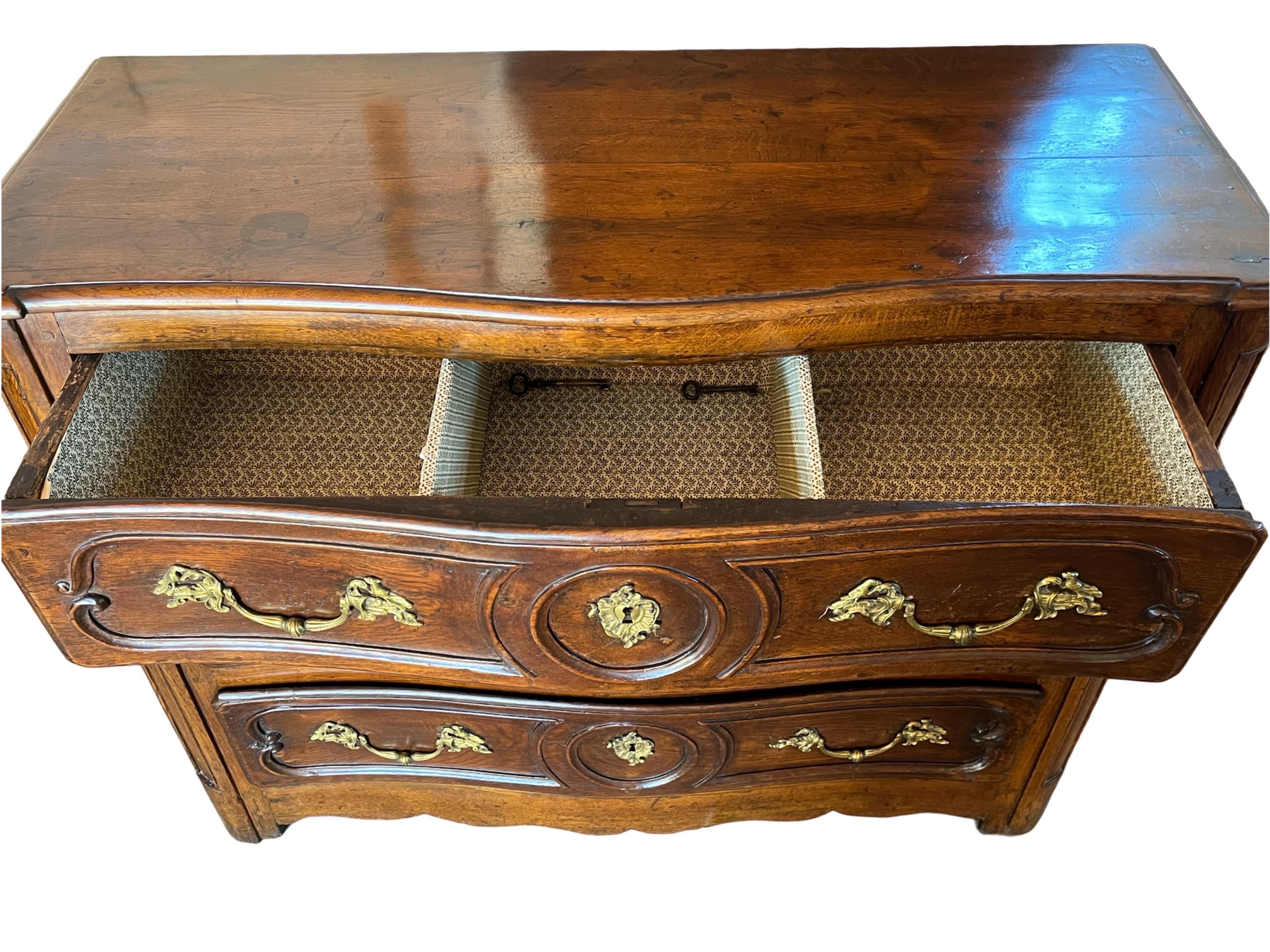 Commode francese in noce Luigi XIV del XVIII secolo in vendita 1