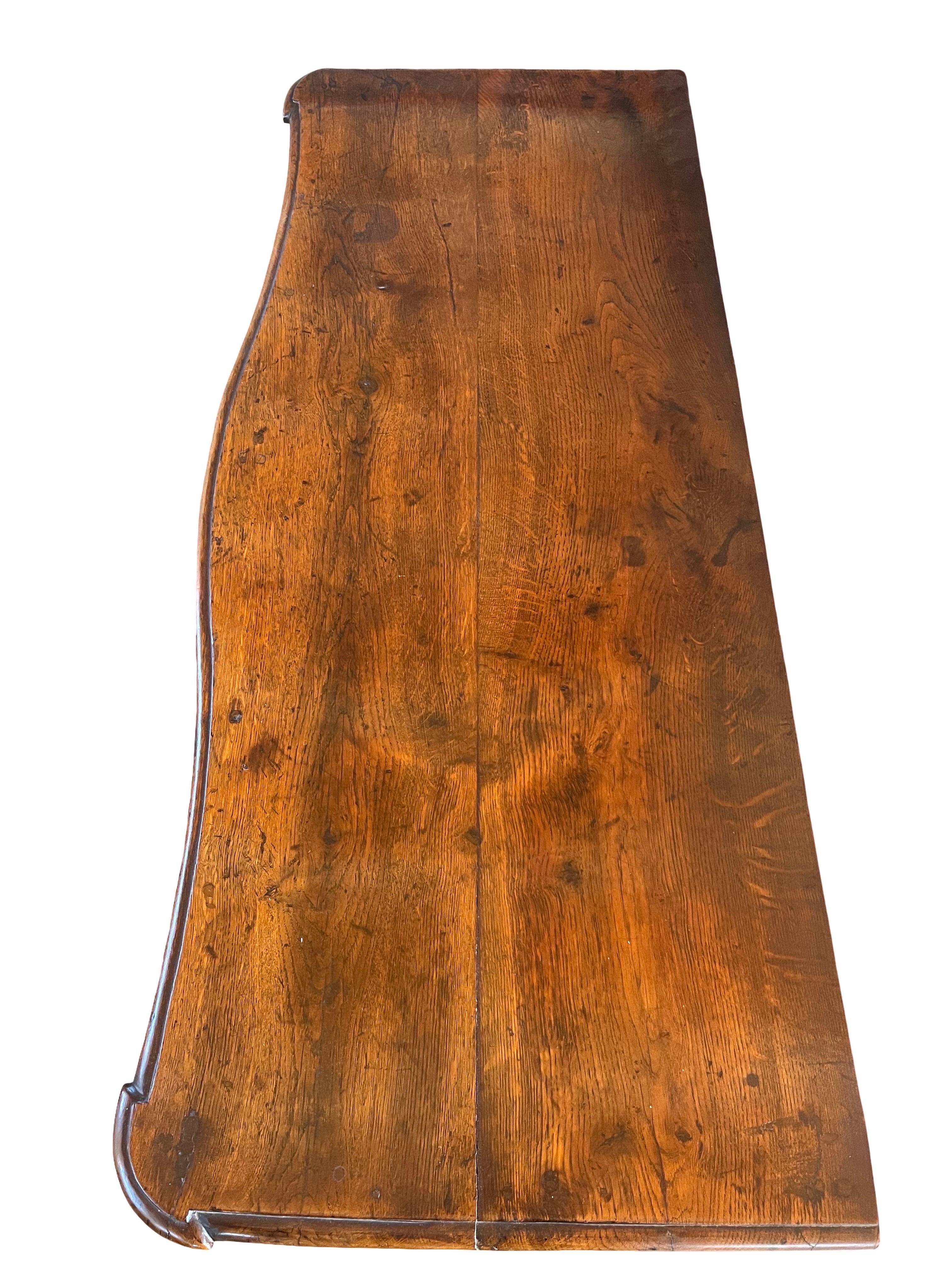Cómoda Luis XIV francesa de nogal del siglo XVIII en venta 2