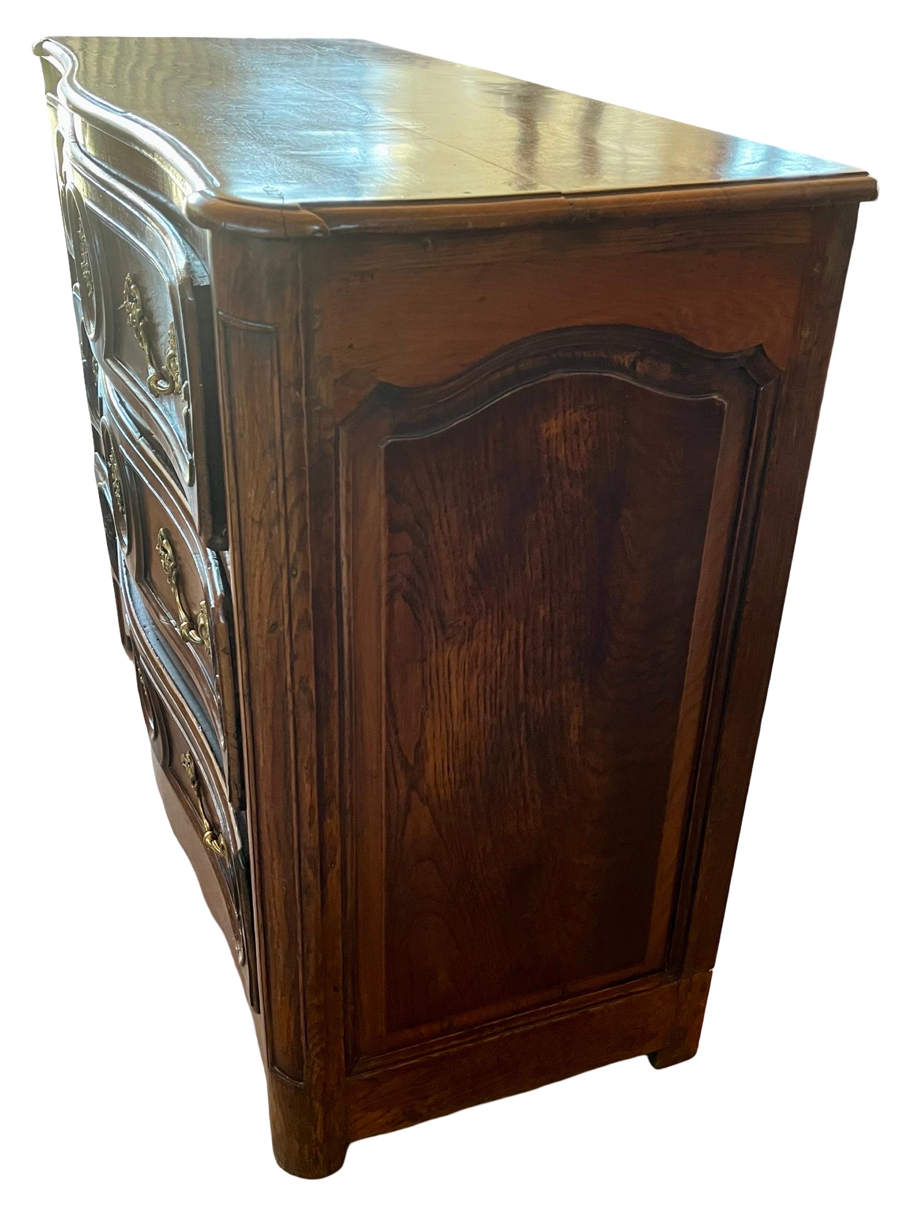 Commode francese in noce Luigi XIV del XVIII secolo in vendita 2