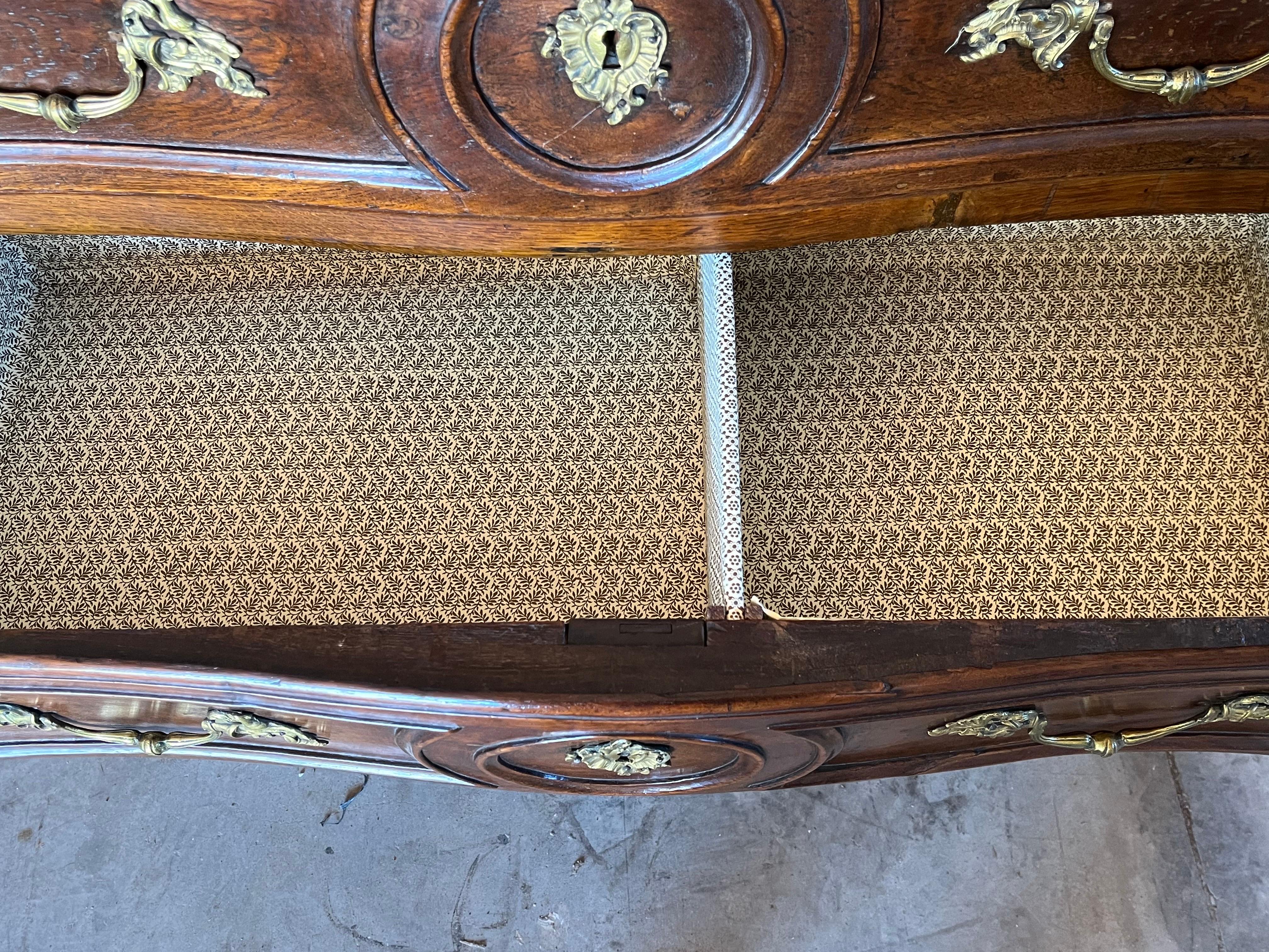 Cómoda Luis XIV francesa de nogal del siglo XVIII en venta 3