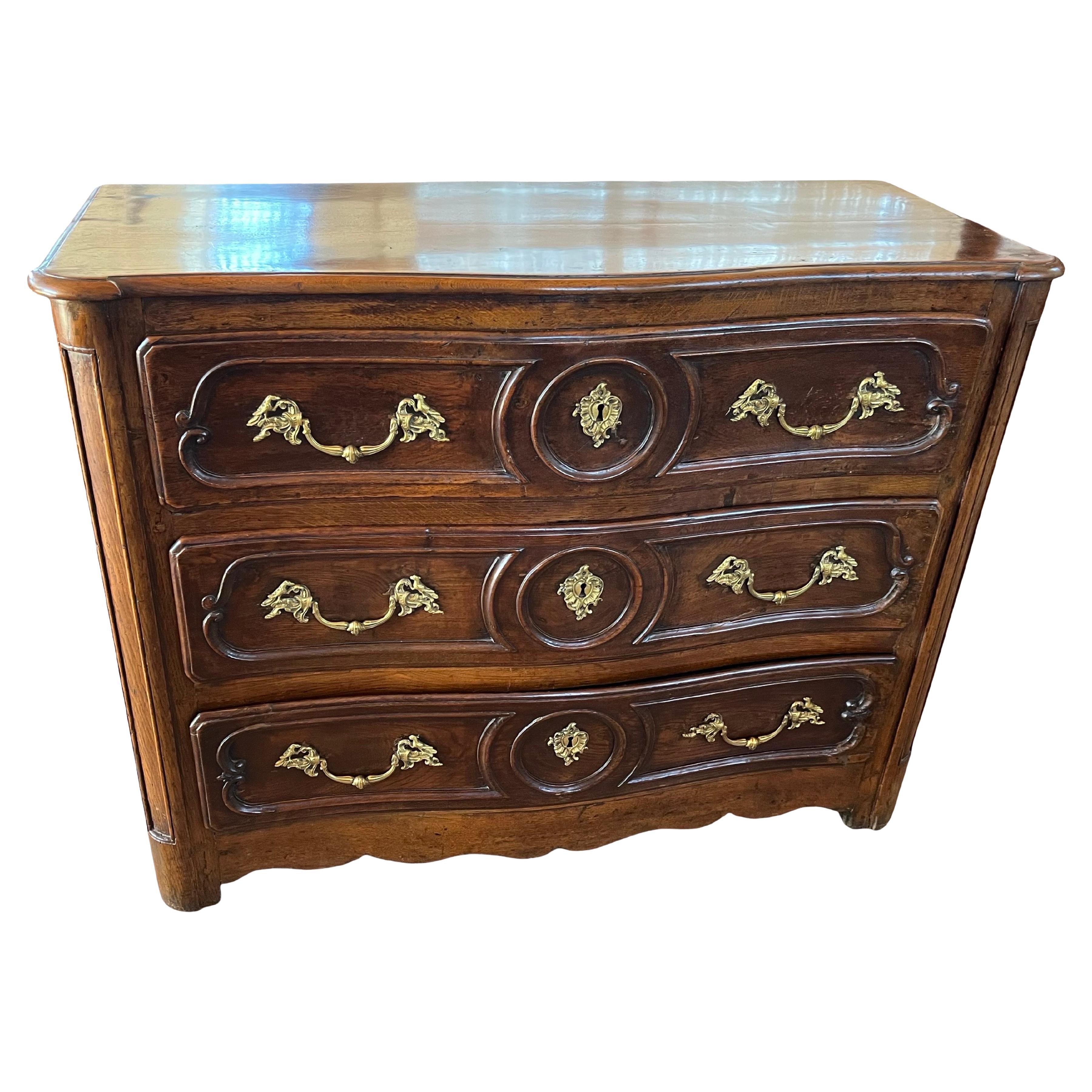Commode francese in noce Luigi XIV del XVIII secolo in vendita