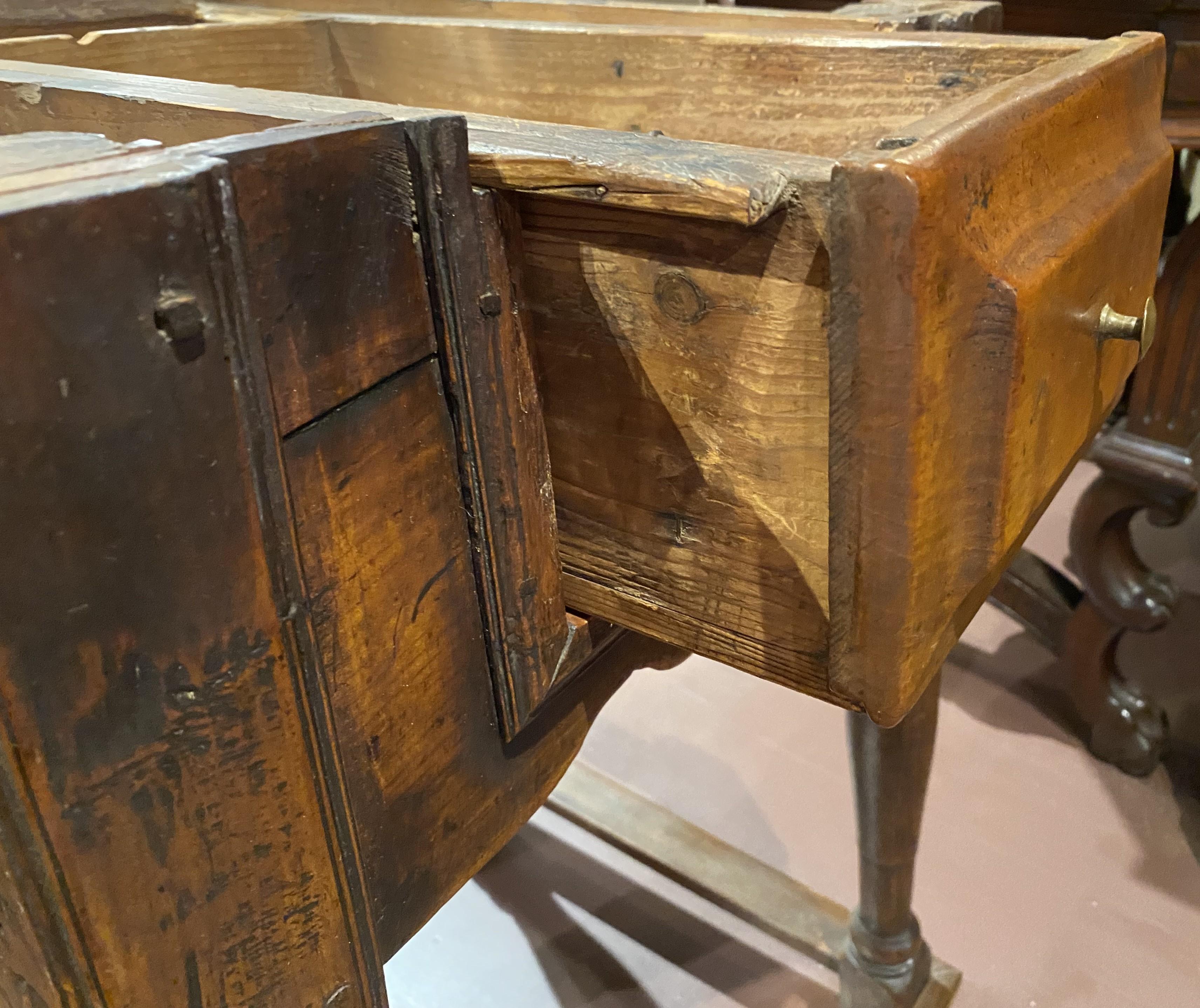 18th Century French Walnut One Drawer Tavern Table For Sale 7