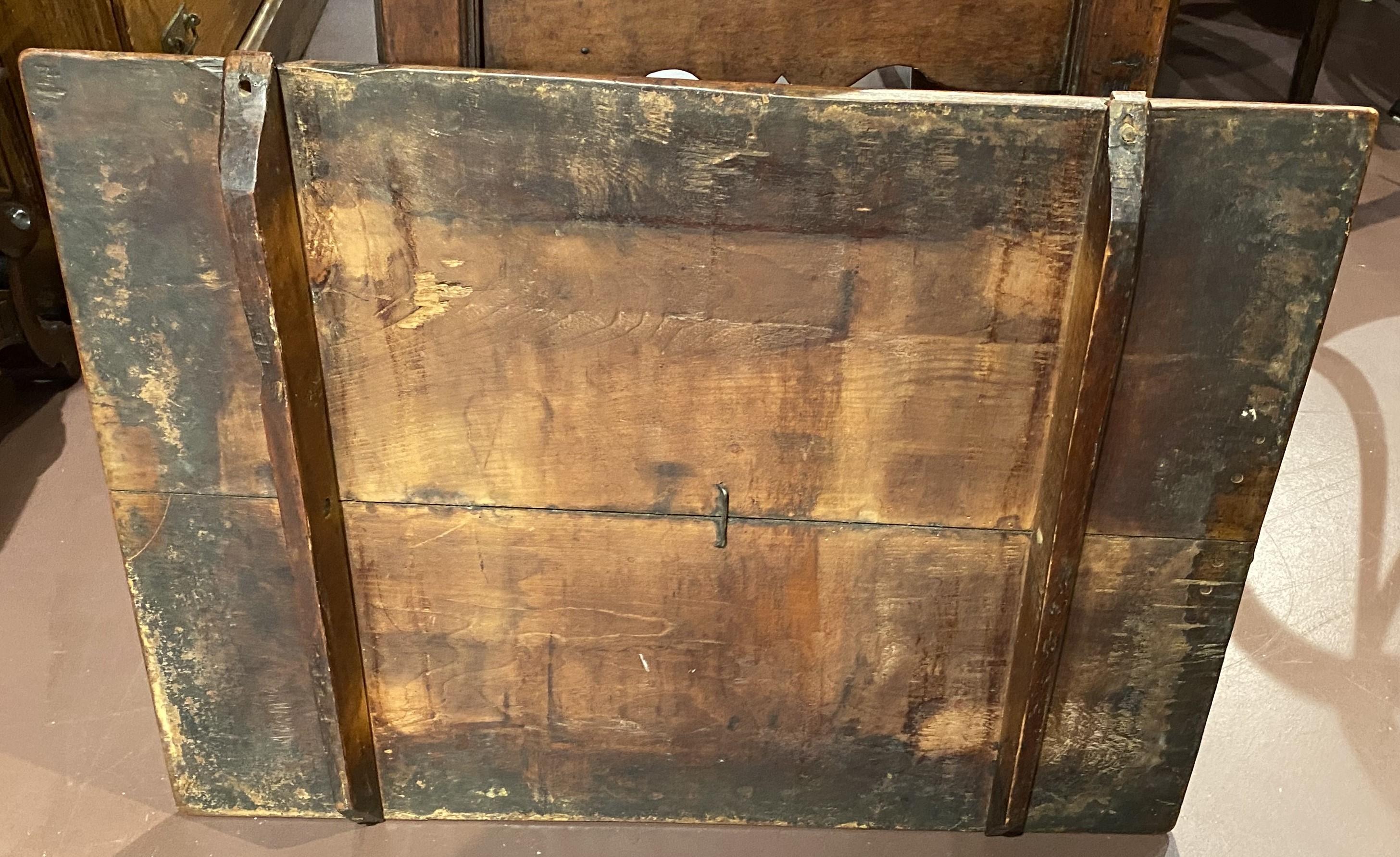 18th Century French Walnut One Drawer Tavern Table For Sale 3