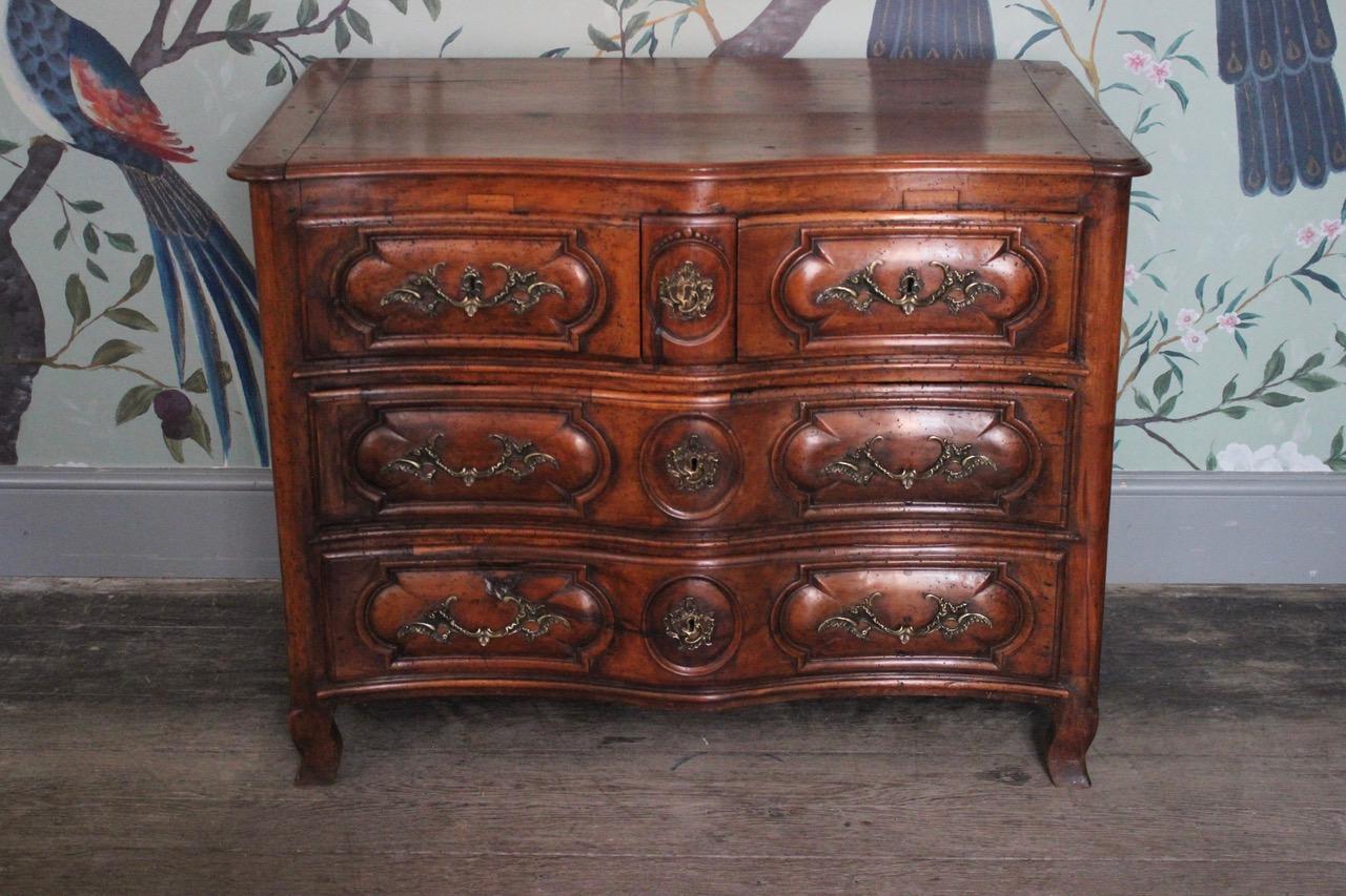 18th Century French Walnut Serpentine Commode For Sale 6