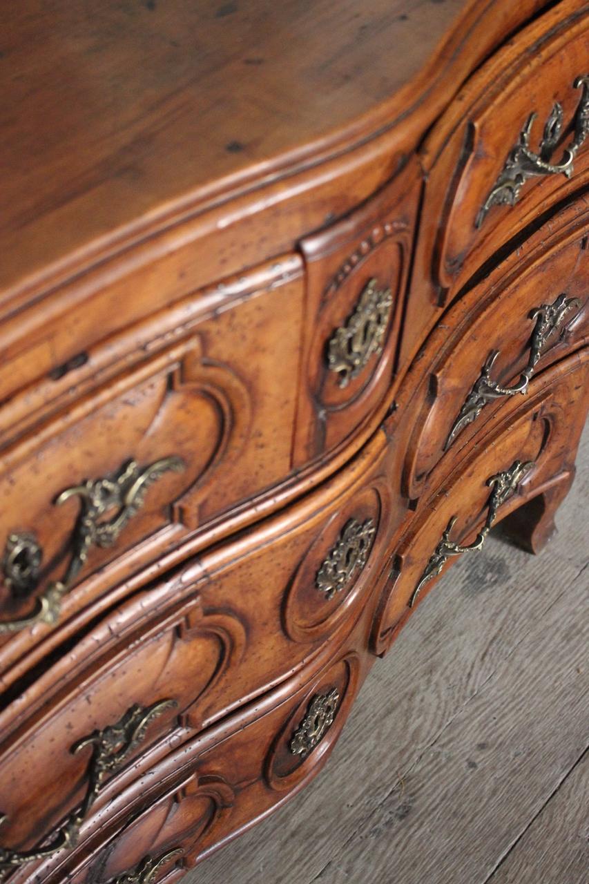 18th Century French Walnut Serpentine Commode In Good Condition For Sale In Gloucestershire, GB