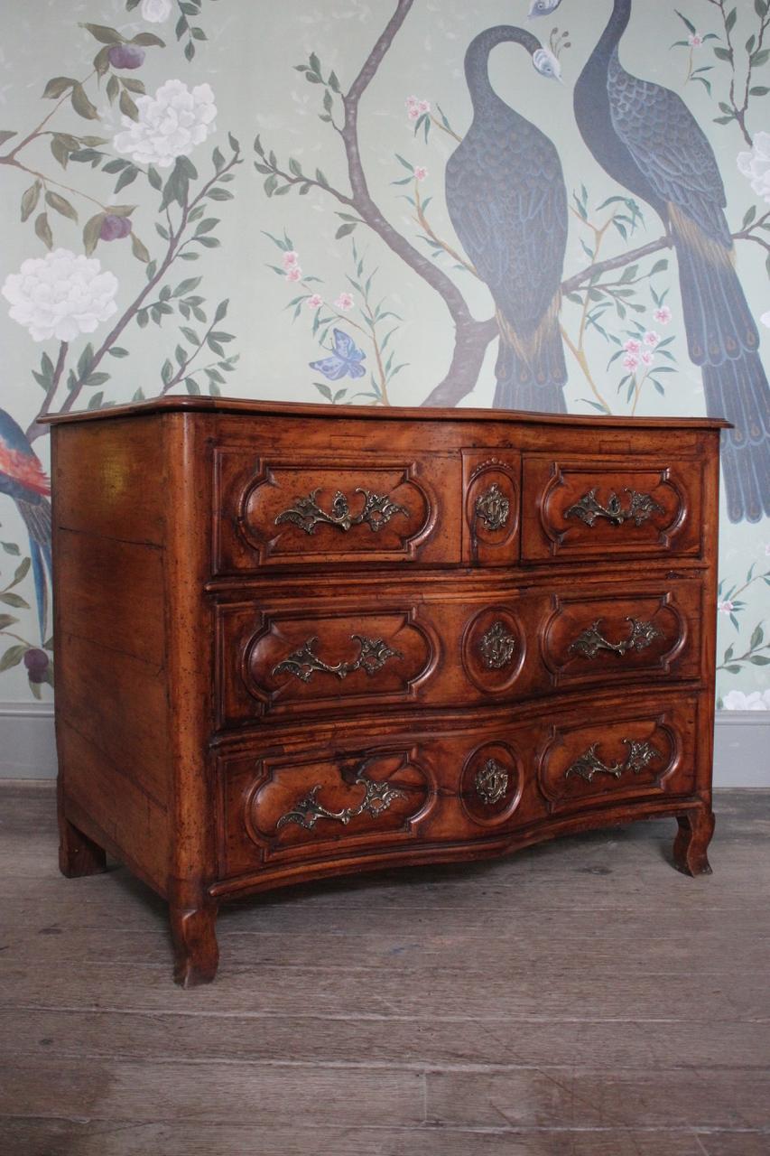 18th Century and Earlier 18th Century French Walnut Serpentine Commode For Sale