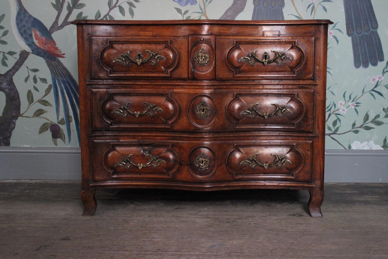 18th Century French Walnut Serpentine Commode For Sale 1