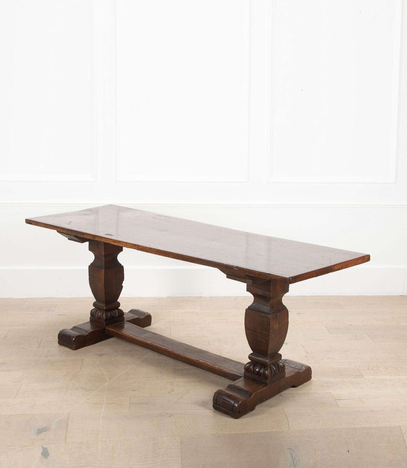 Une belle table de service en noyer français du 18e siècle.
Cette table présente une réelle profondeur de couleur avec un plateau d'une couleur particulièrement merveilleuse.
Cette table pratique peut être utilisée comme table de console, table de