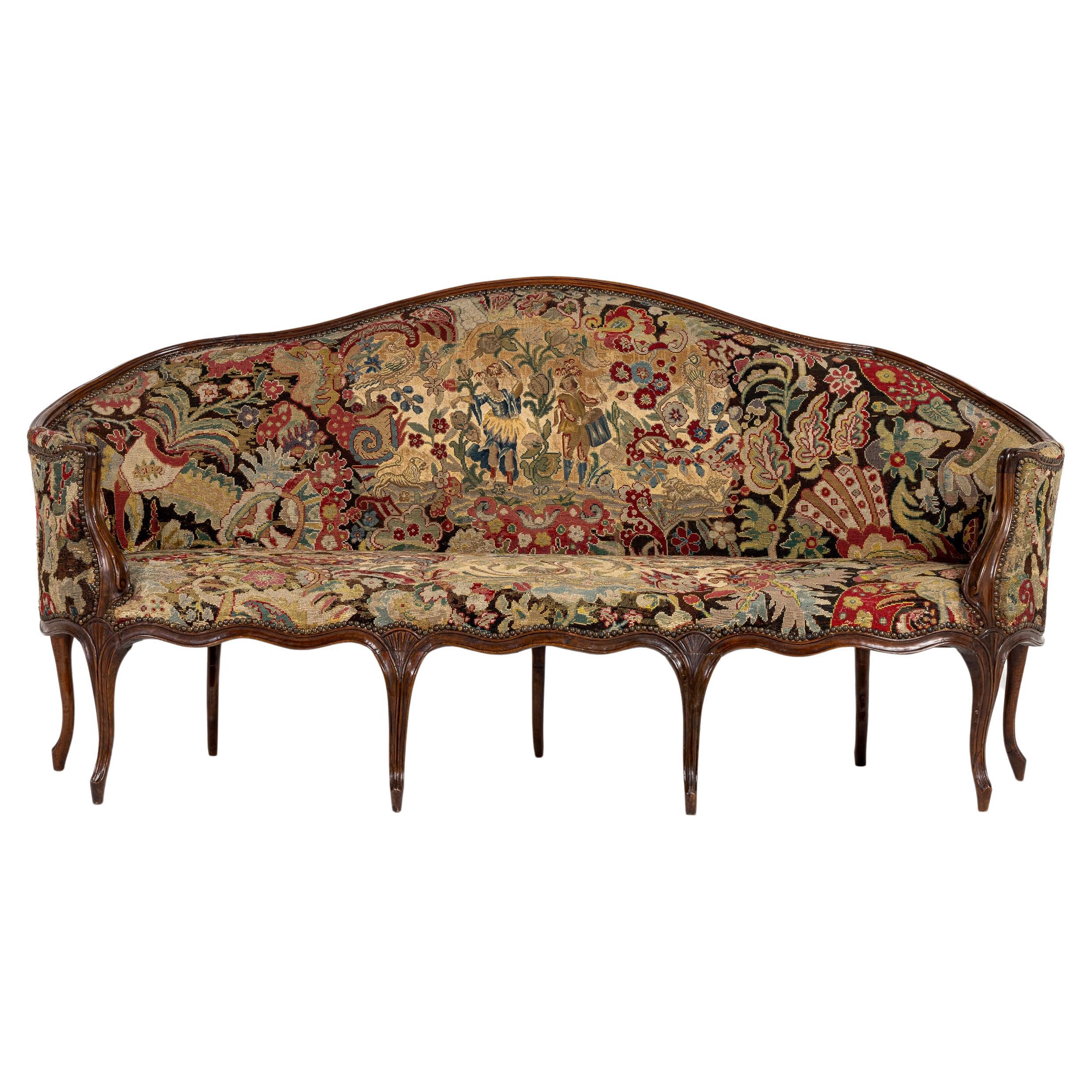 Französisches Nussbaumsofa aus dem 18. Jahrhundert mit Nadelspitzenpolsterung im Angebot