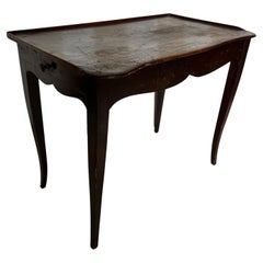 Mesa auxiliar francesa de nogal del siglo XVIII con cajón y galería