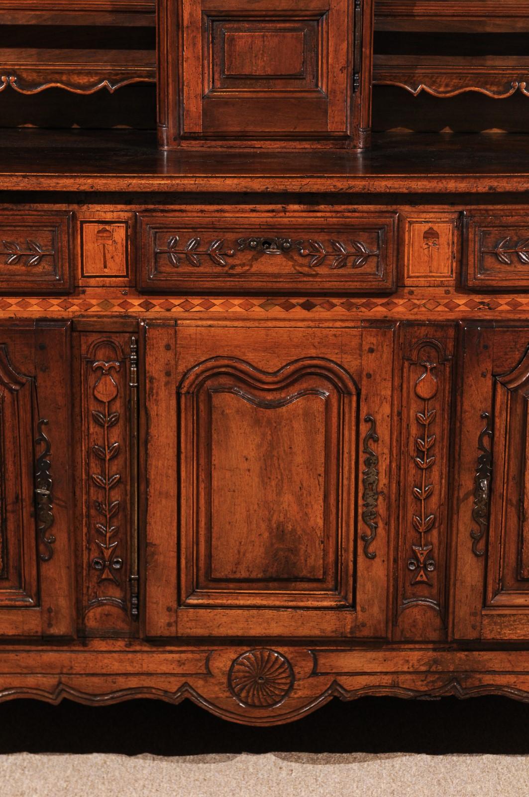 18th Century French Walnut Vaisellier with Clock In Good Condition For Sale In Atlanta, GA