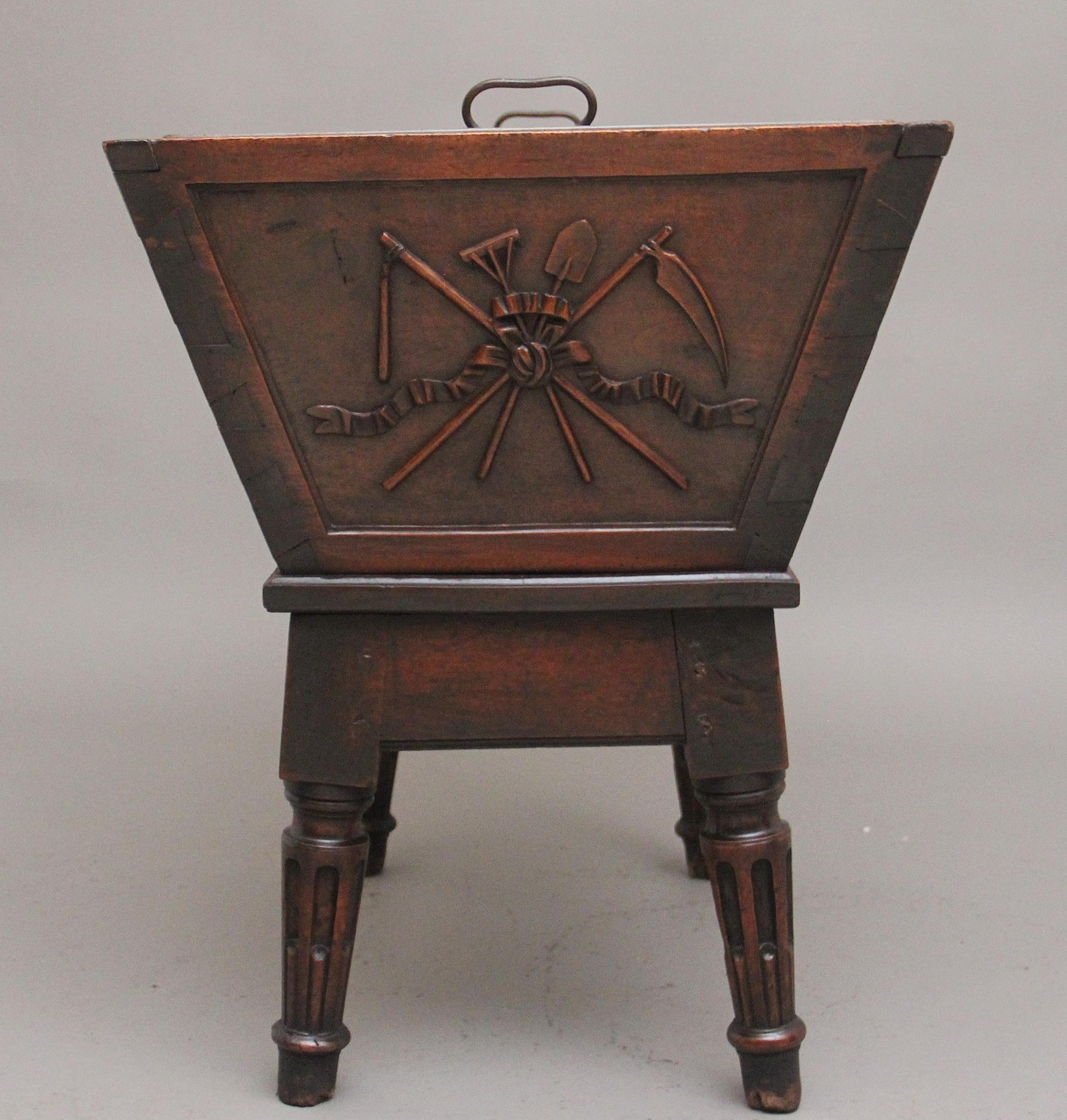 Vinoteca francesa de nogal del siglo XVIII en venta 5