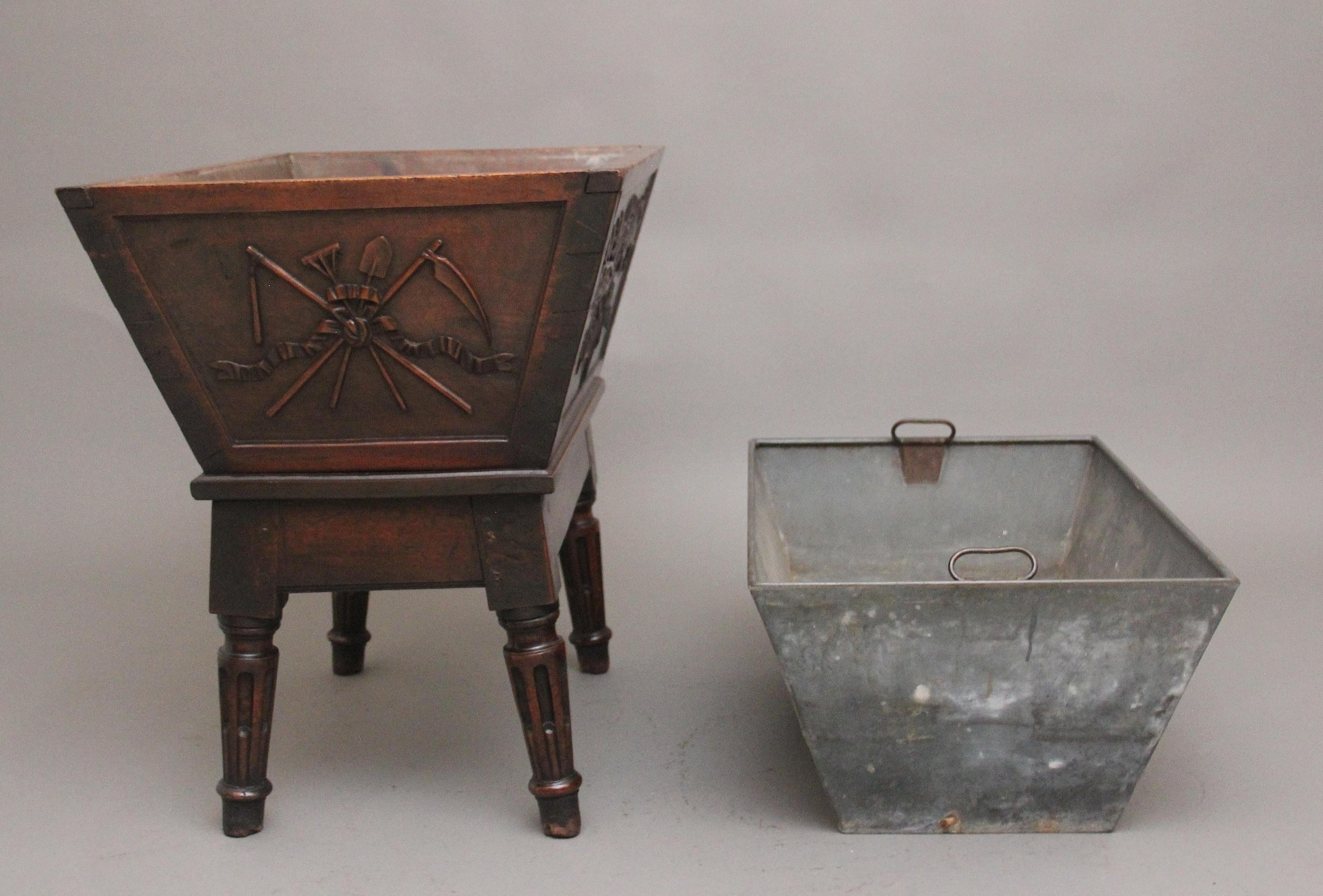 Vinoteca francesa de nogal del siglo XVIII en venta 6