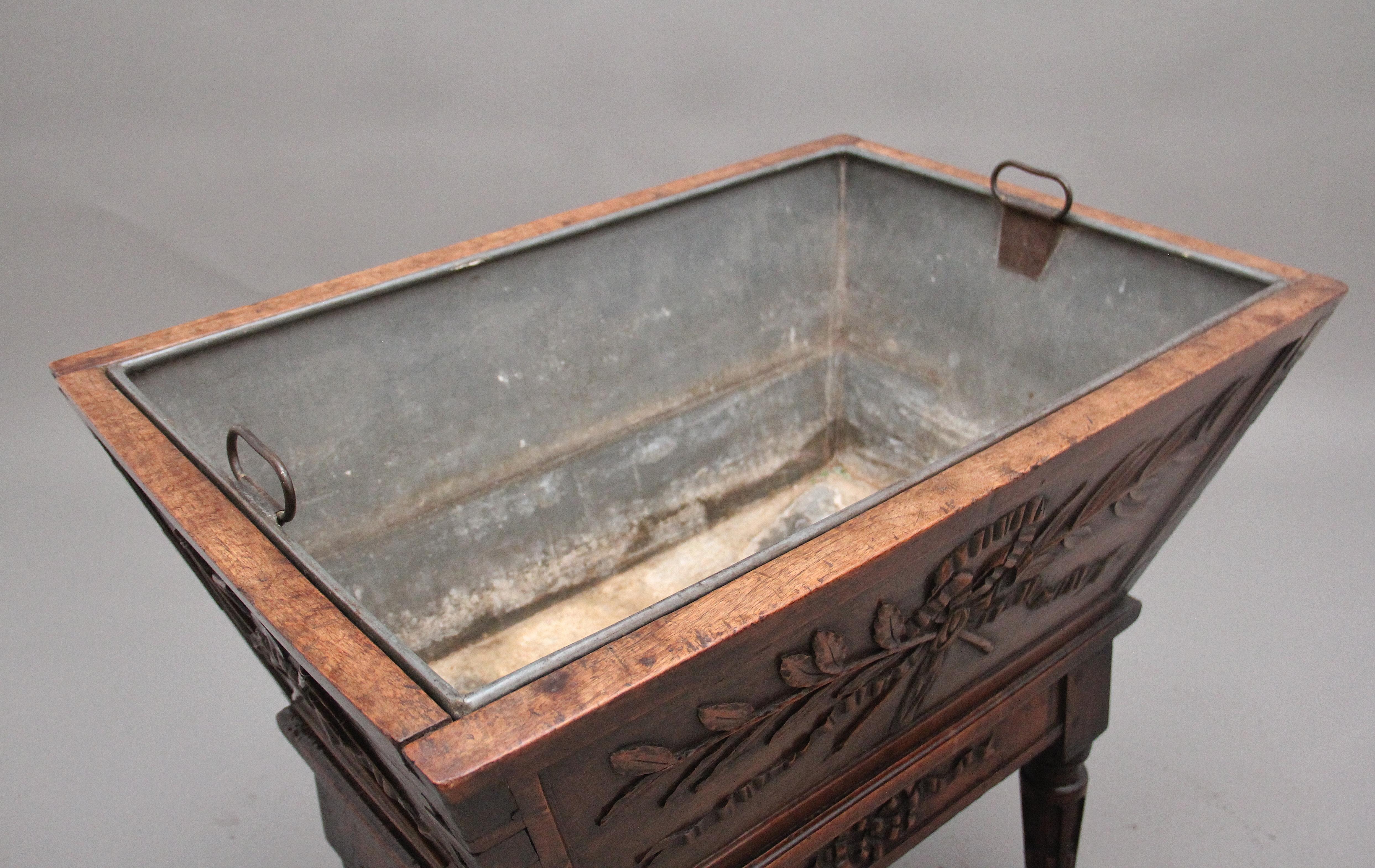 Vinoteca francesa de nogal del siglo XVIII finales del siglo XVIII en venta