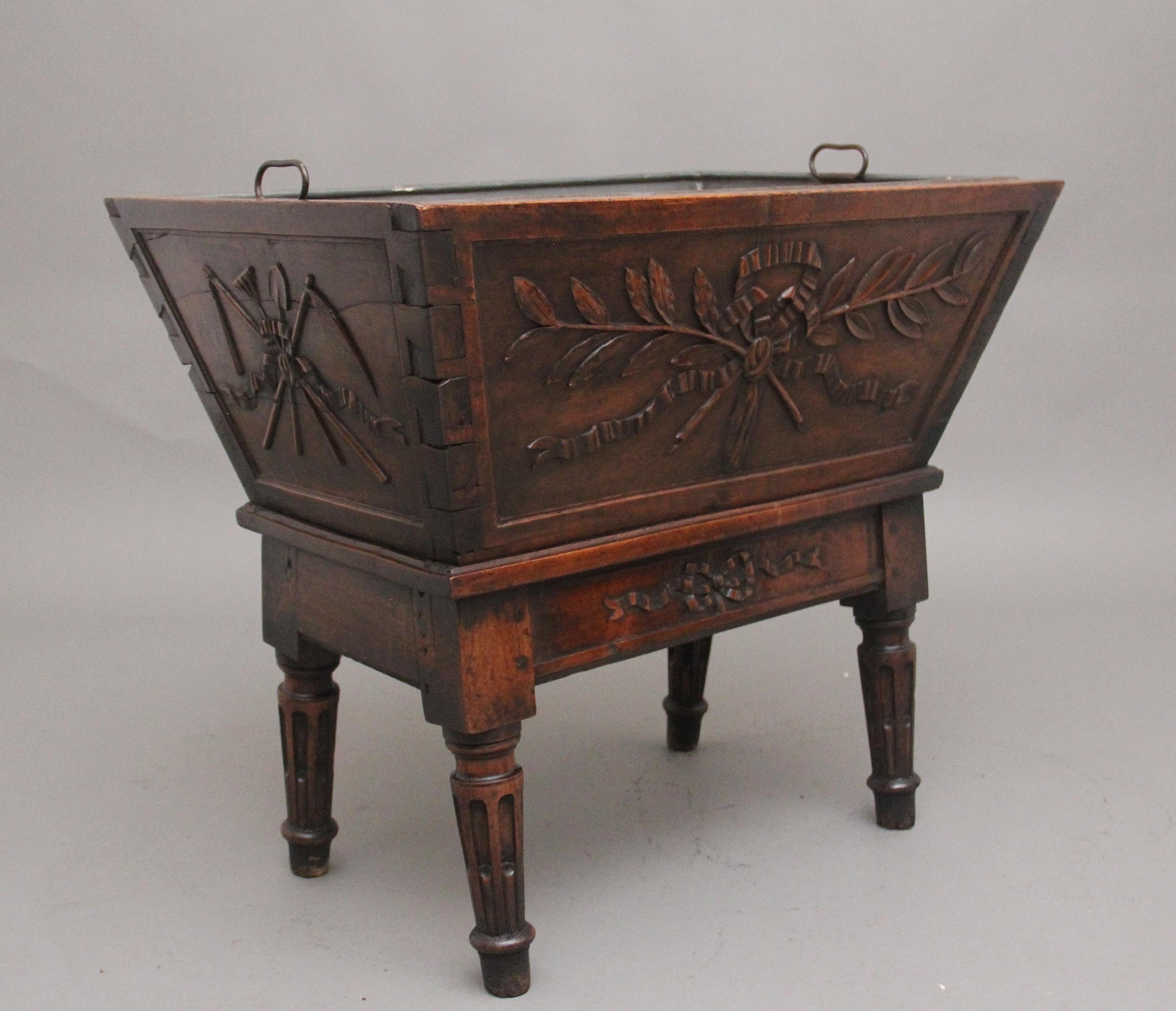 Vinoteca francesa de nogal del siglo XVIII en venta 1