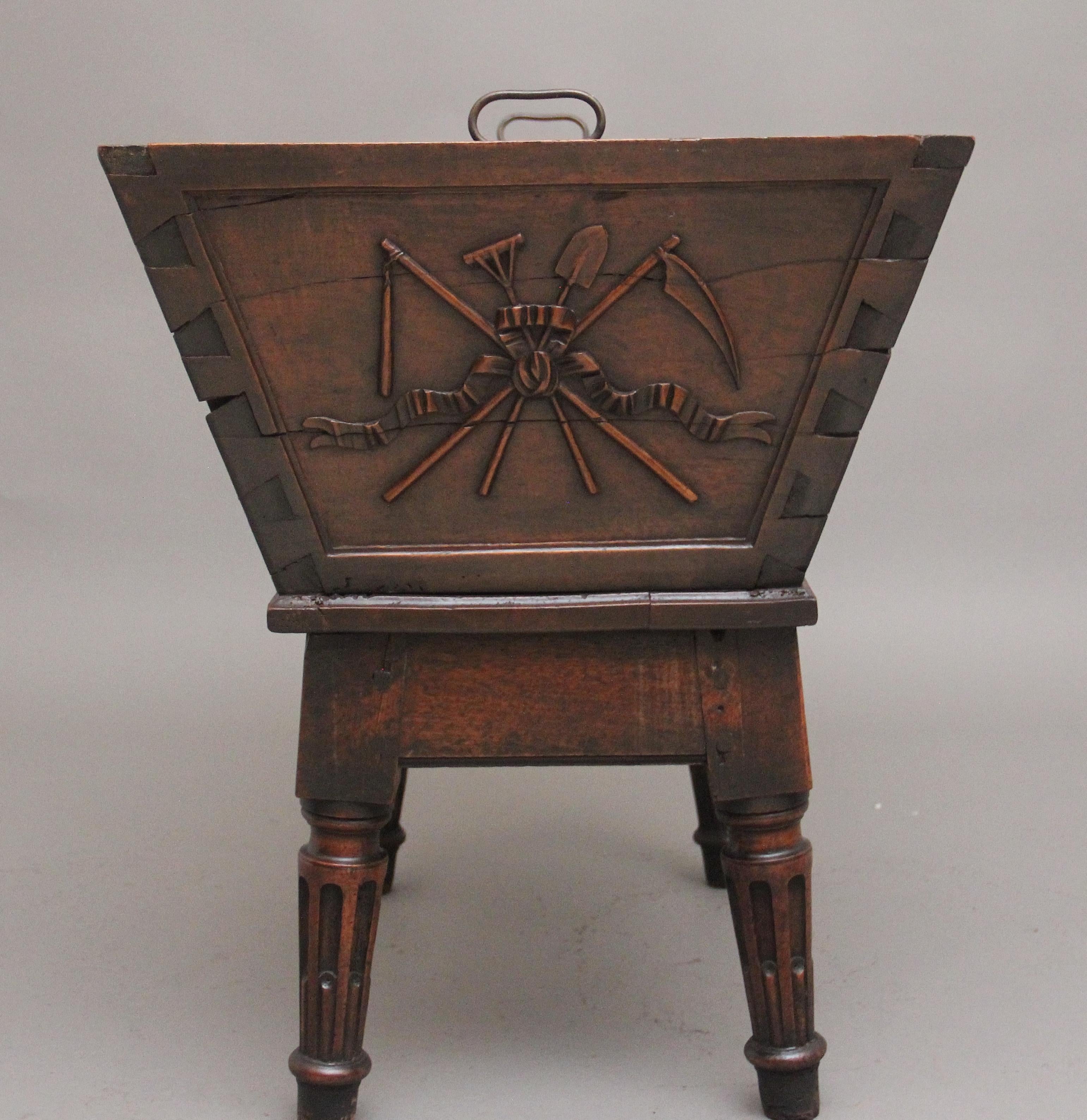 Vinoteca francesa de nogal del siglo XVIII en venta 3