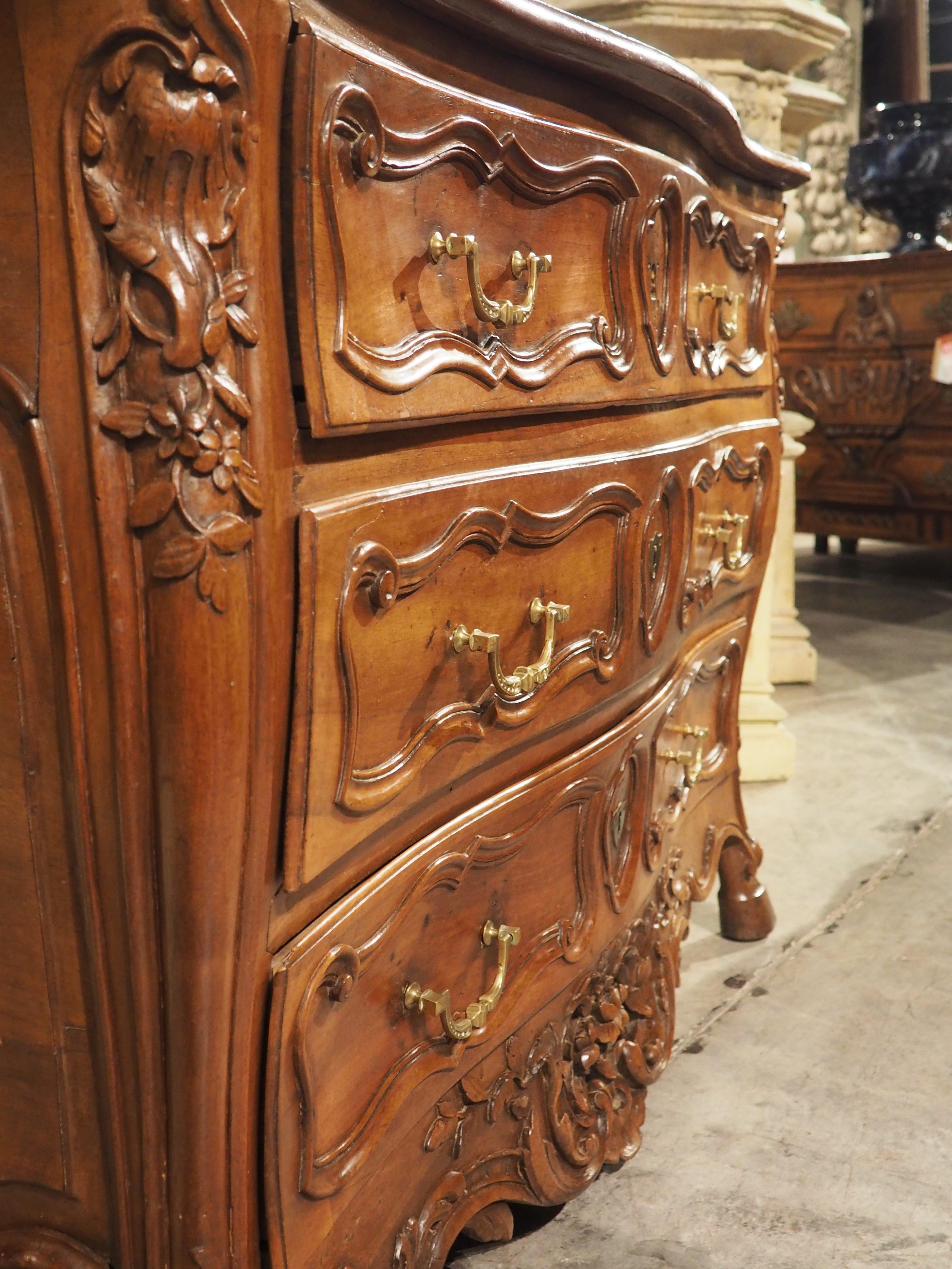 18th Century French Walnut Wood Commode En Tombeau from Provence For Sale 7