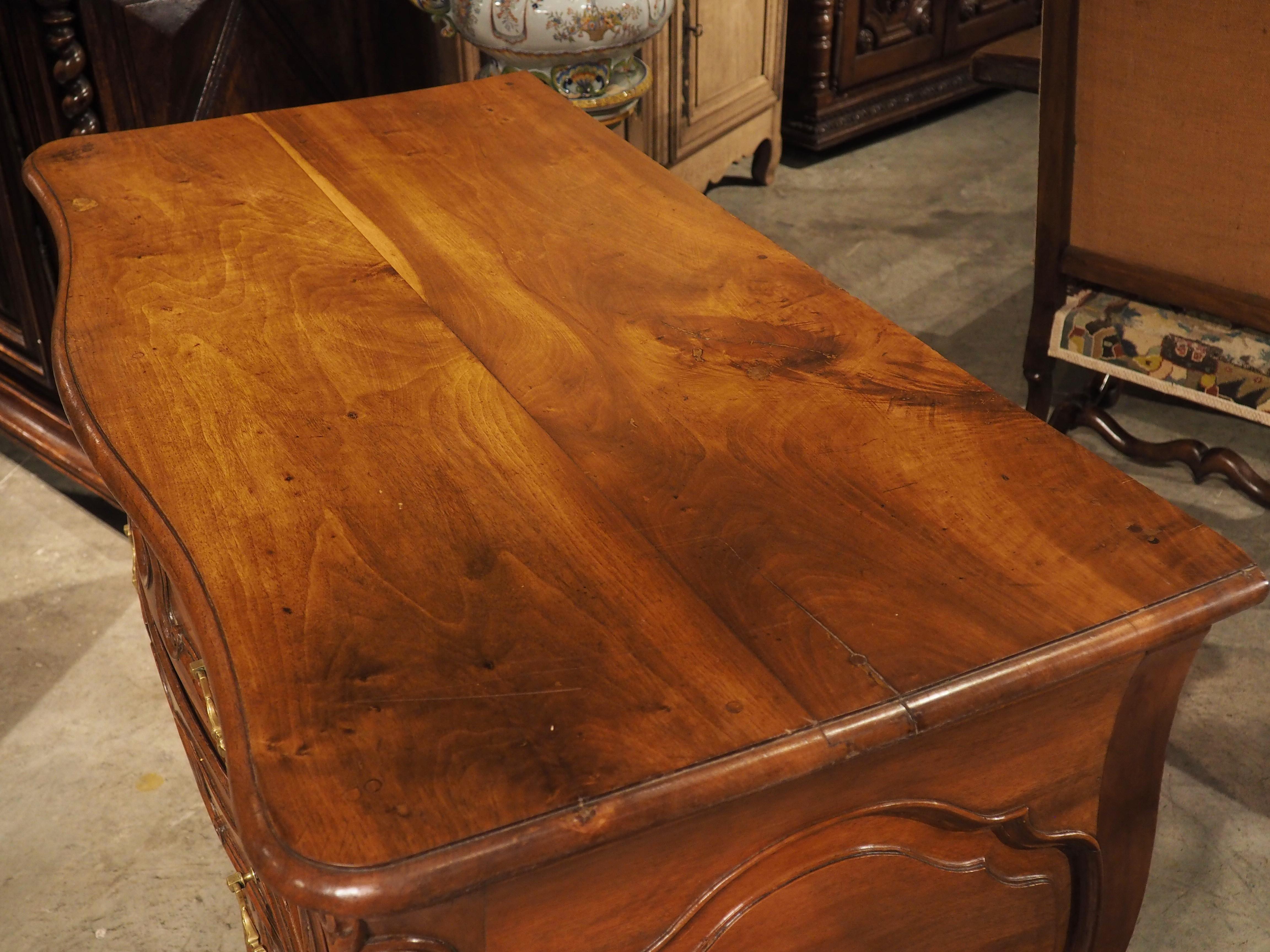 Commode En Tombeau in legno di noce francese del XVIII secolo proveniente dalla Provenza in vendita 10