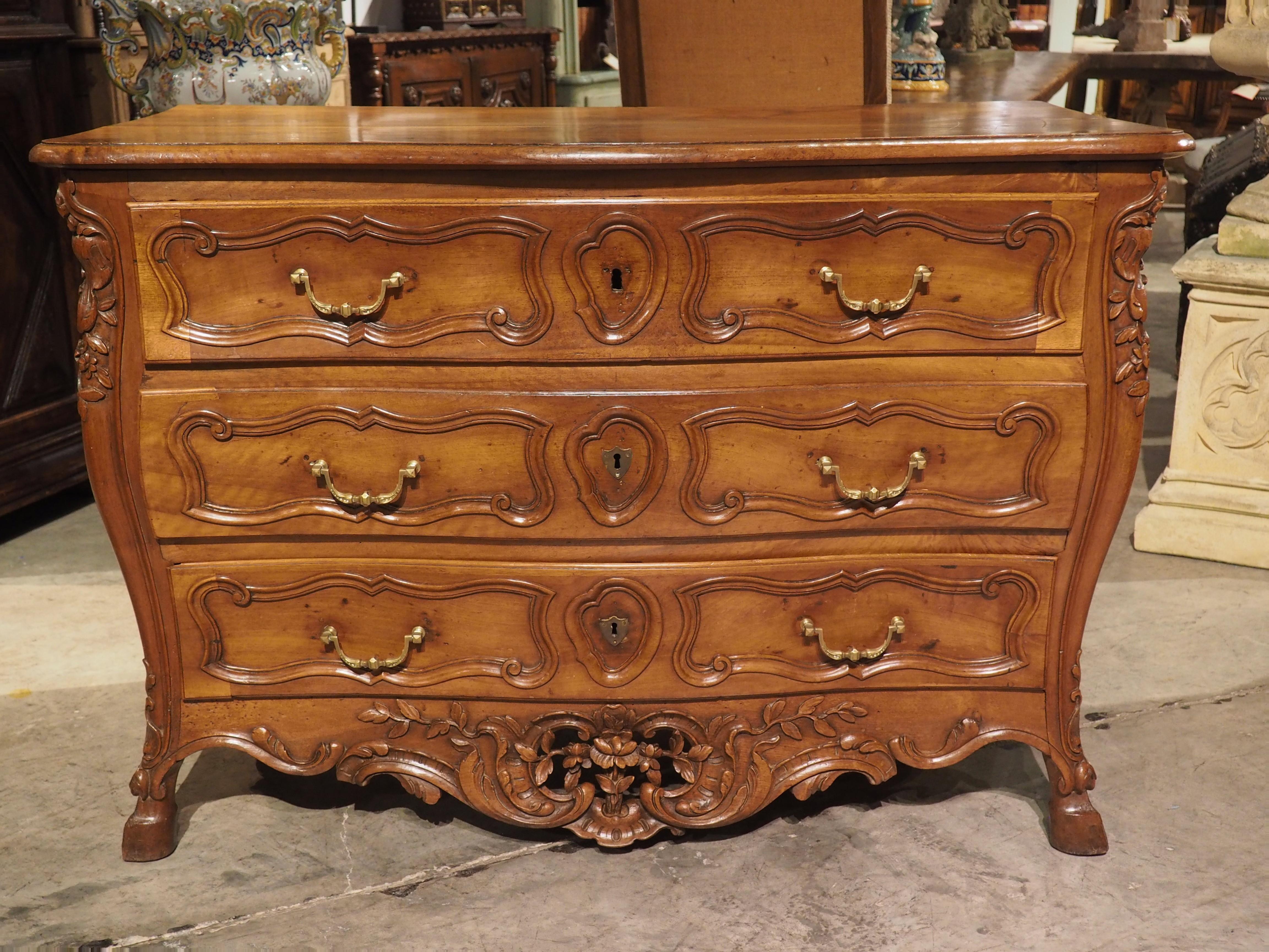Commode En Tombeau in legno di noce francese del XVIII secolo proveniente dalla Provenza in vendita 11