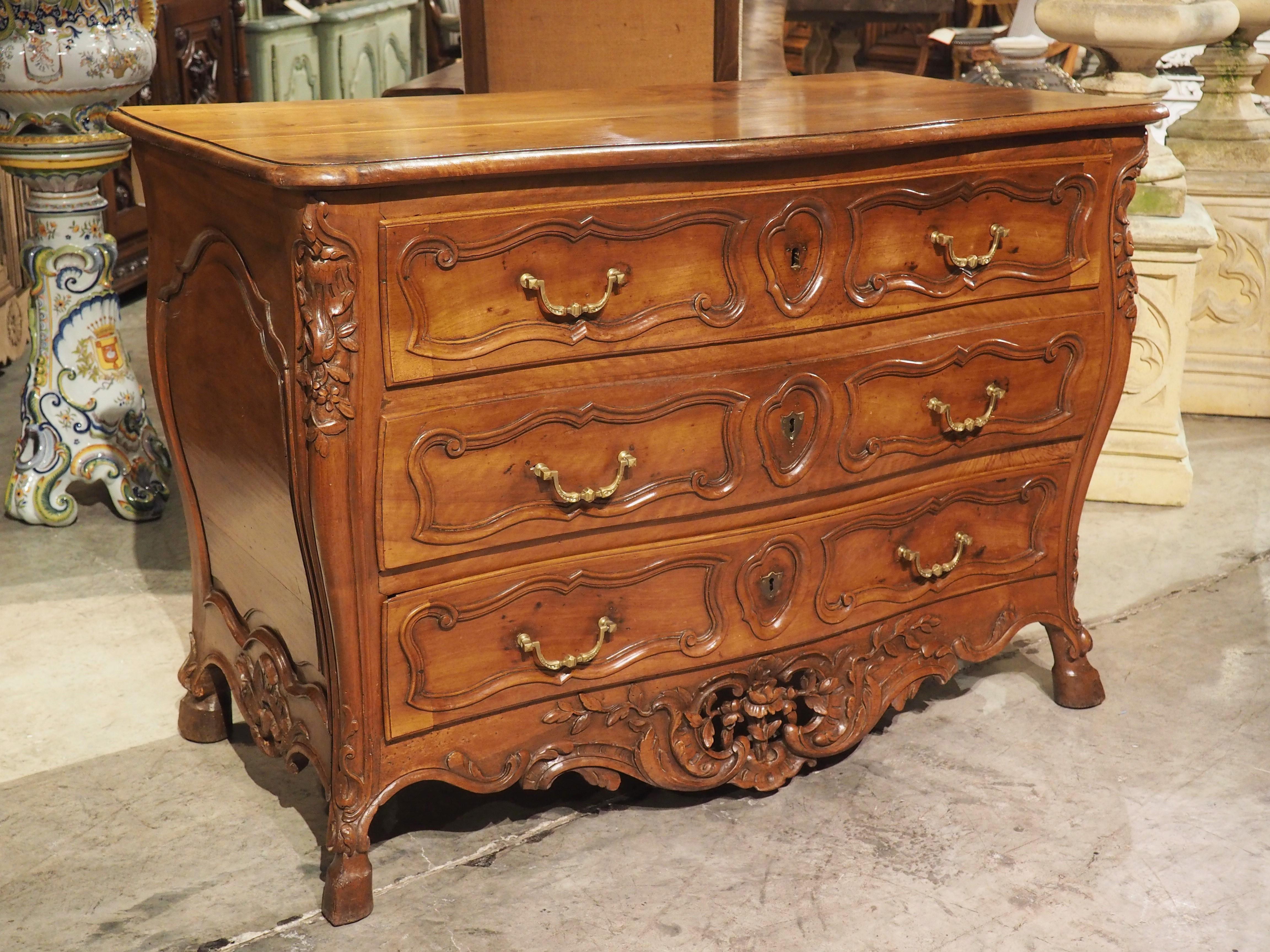 18th Century French Walnut Wood Commode En Tombeau from Provence For Sale 14