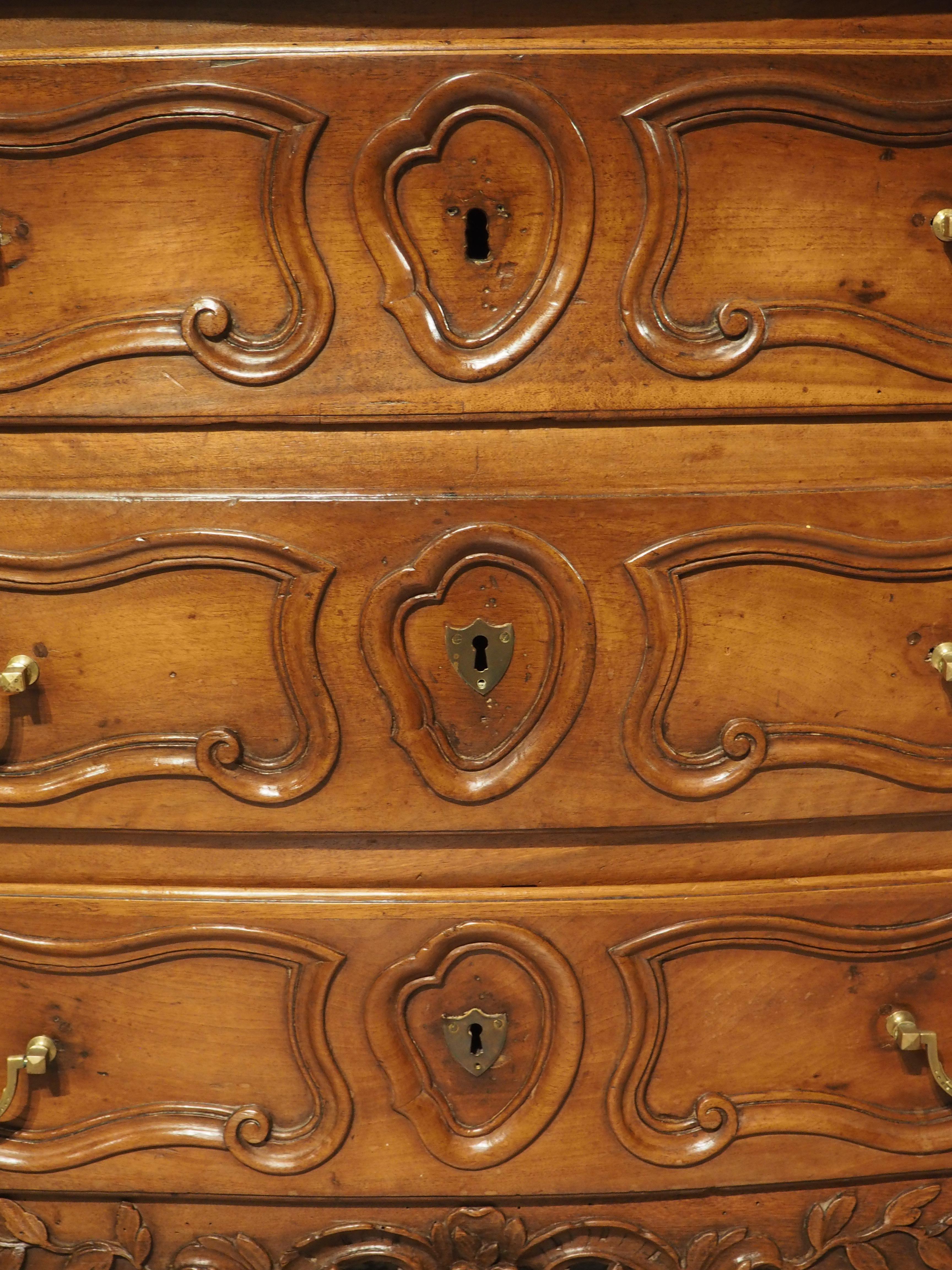 18th Century French Walnut Wood Commode En Tombeau from Provence In Good Condition For Sale In Dallas, TX
