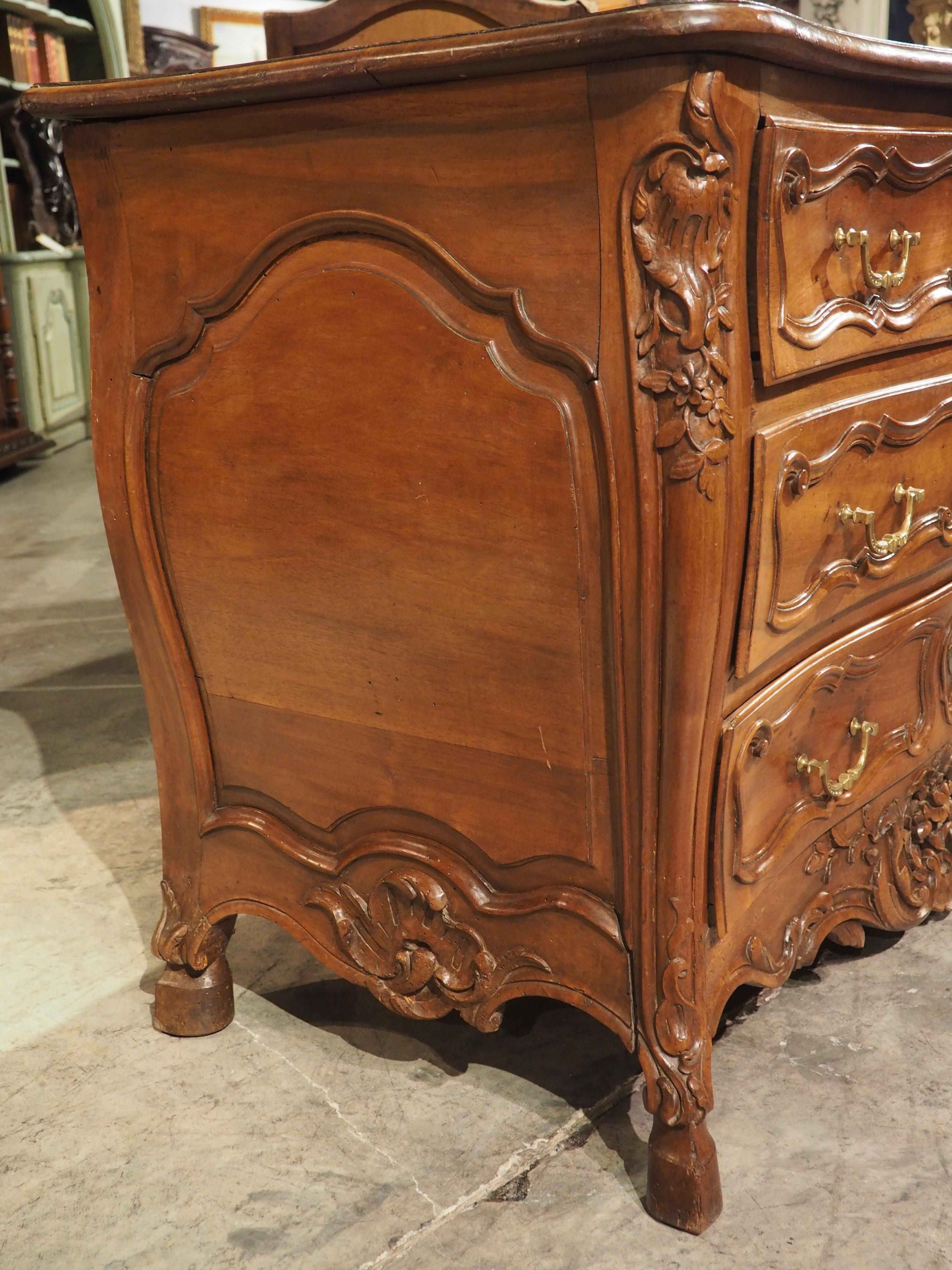 18th Century French Walnut Wood Commode En Tombeau from Provence For Sale 3