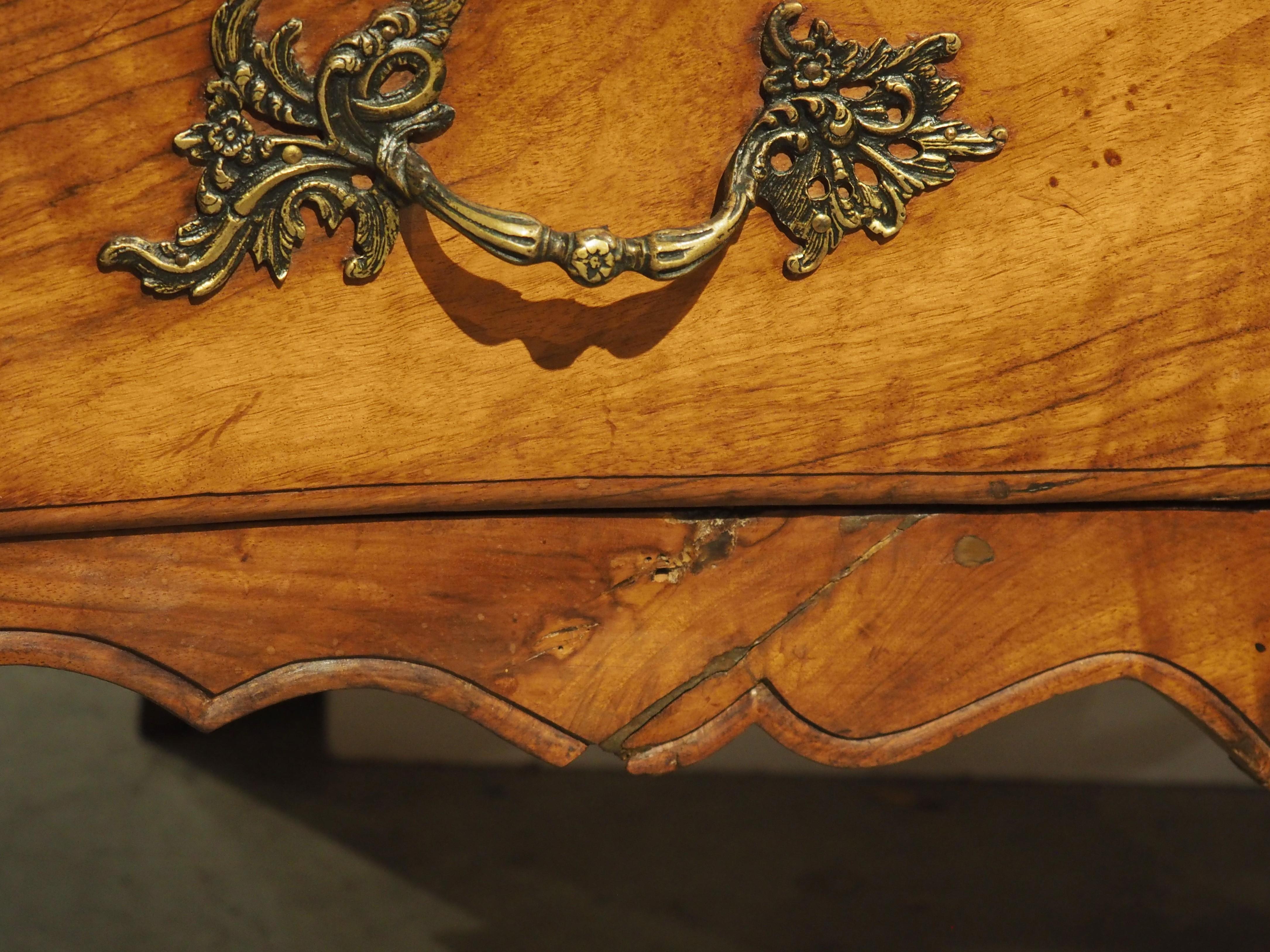 18th Century and Earlier 18th Century French Walnut Wood Louis XV Commode Sauteuse For Sale