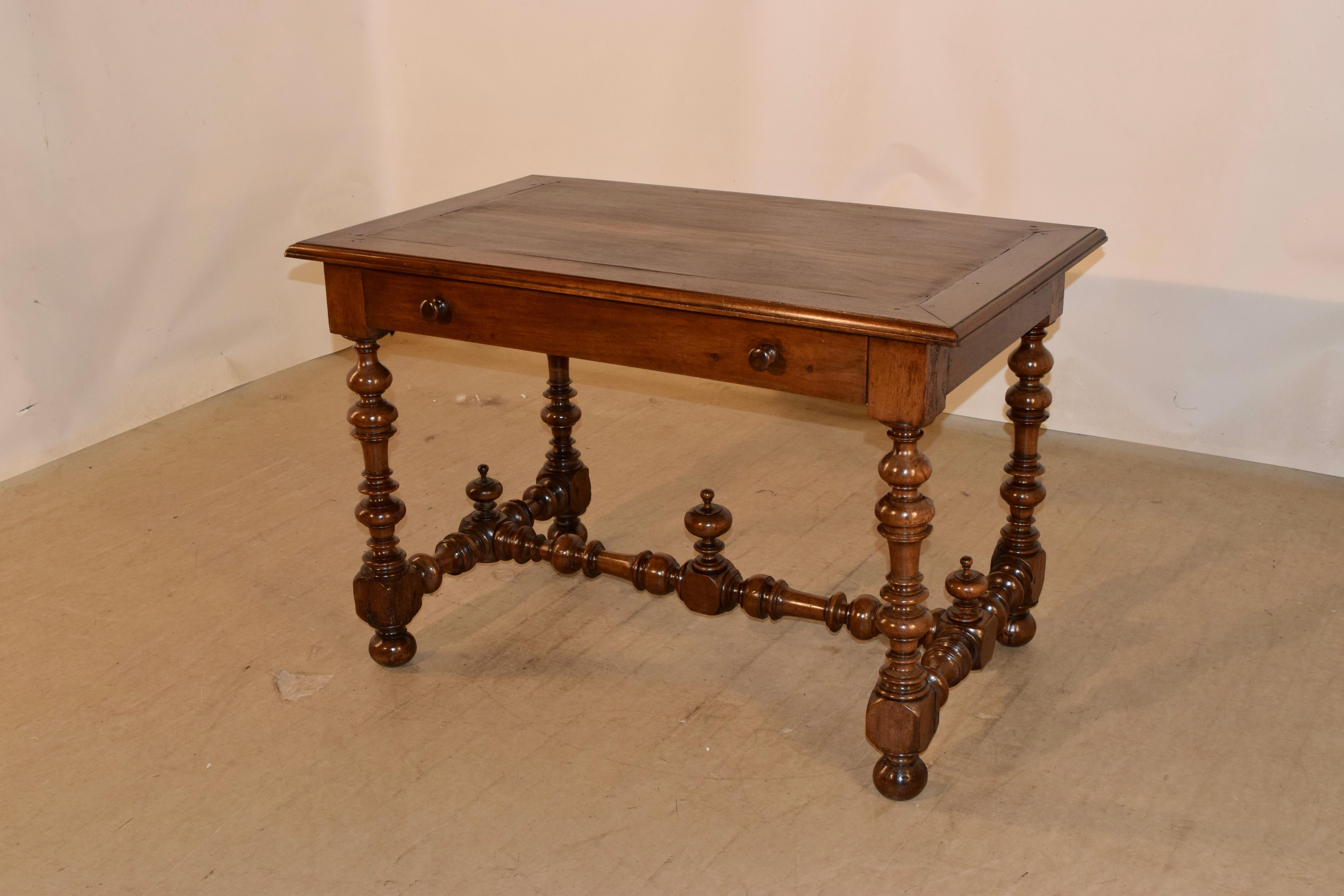 Französischer Schreibtisch aus Nussbaumholz aus dem 18. Jahrhundert (Louis XVI.) im Angebot