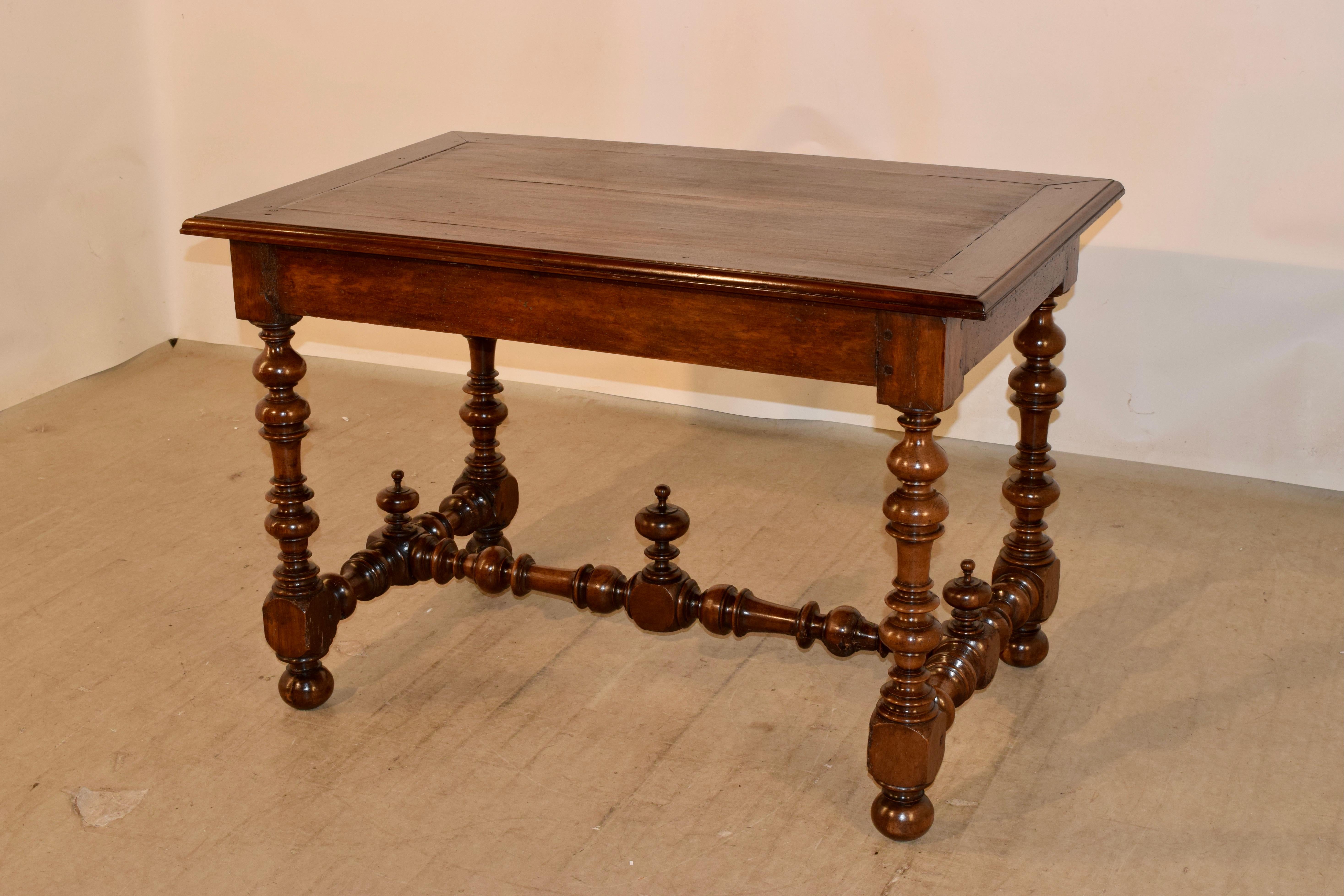 Französischer Schreibtisch aus Nussbaumholz aus dem 18. Jahrhundert im Angebot 2
