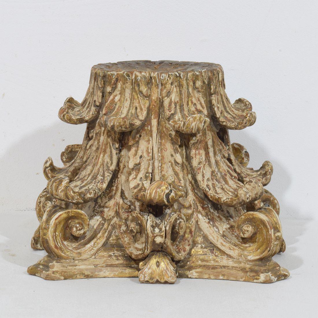 XVIIIe siècle français  Chapiteau en bois sculpté et usé par les intempéries 3