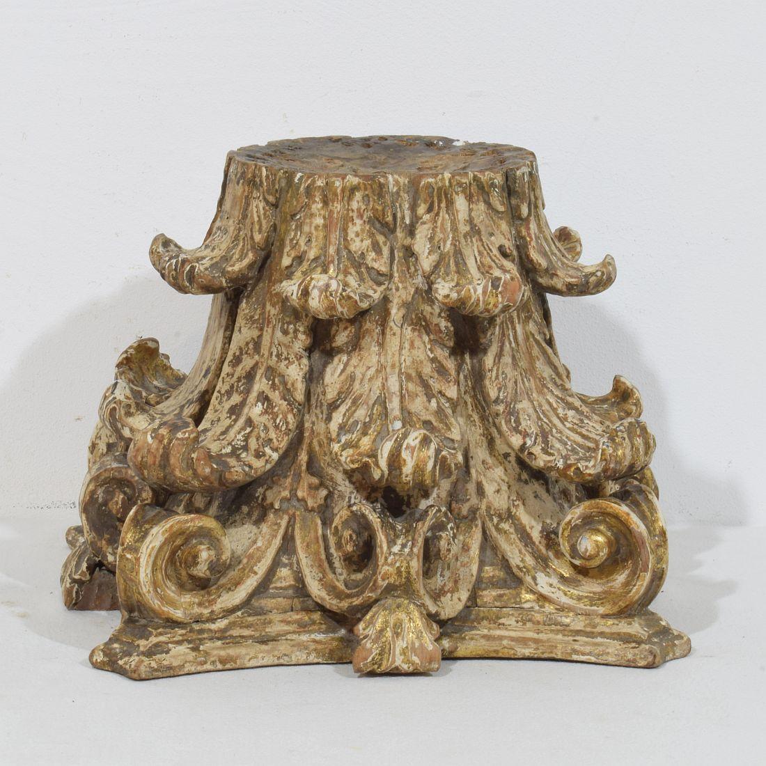 XVIIIe siècle français  Chapiteau en bois sculpté et usé par les intempéries 4