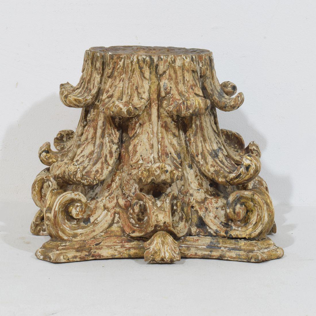 XVIIIe siècle français  Chapiteau en bois sculpté et usé par les intempéries 6