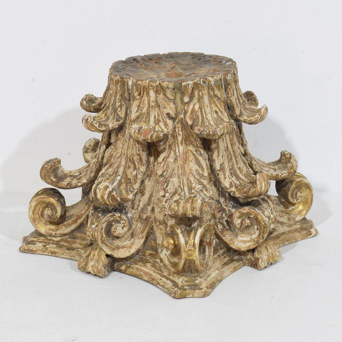XVIIIe siècle français  Chapiteau en bois sculpté et usé par les intempéries 7
