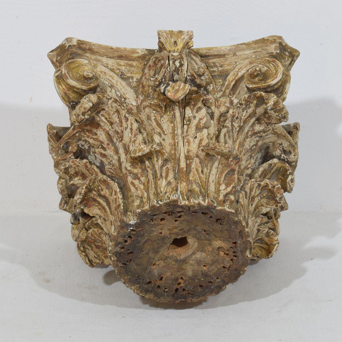 XVIIIe siècle français  Chapiteau en bois sculpté et usé par les intempéries 8