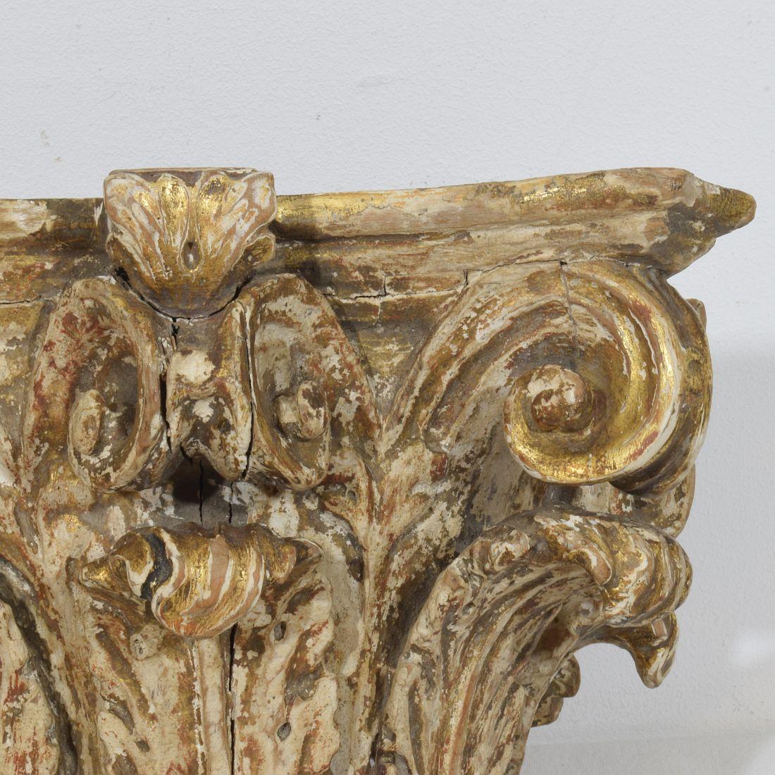 XVIIIe siècle français  Chapiteau en bois sculpté et usé par les intempéries 10