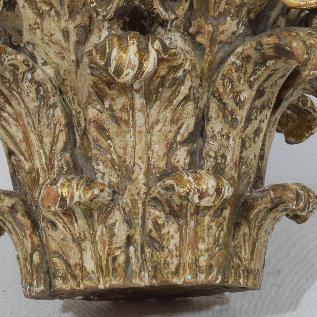 XVIIIe siècle français  Chapiteau en bois sculpté et usé par les intempéries 11