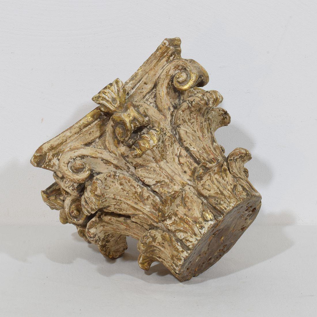 Schönes verwittertes geschnitztes Holzkapitell mit Spuren seiner ursprünglichen Vergoldung, Frankreich 18. Verwittert .
H:19,5cm  B:25cm T:25cm 