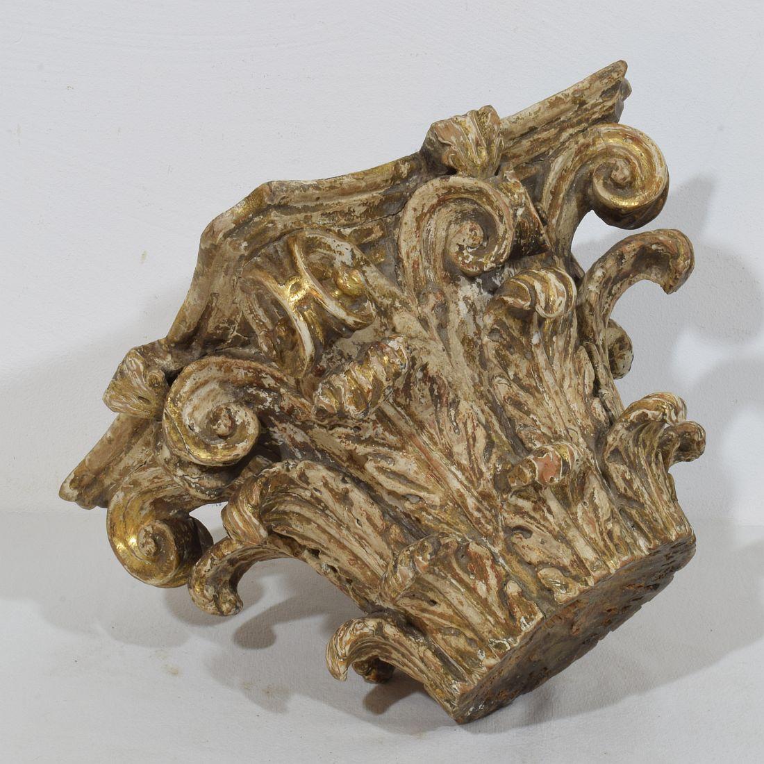 Magnifique chapiteau en bois sculpté et altéré avec des traces de sa dorure d'origine, France 18ème siècle. Usé par les intempéries .
H:21cm  L:28cm P:28cm 