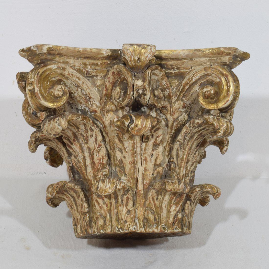 Français XVIIIe siècle français  Chapiteau en bois sculpté et usé par les intempéries