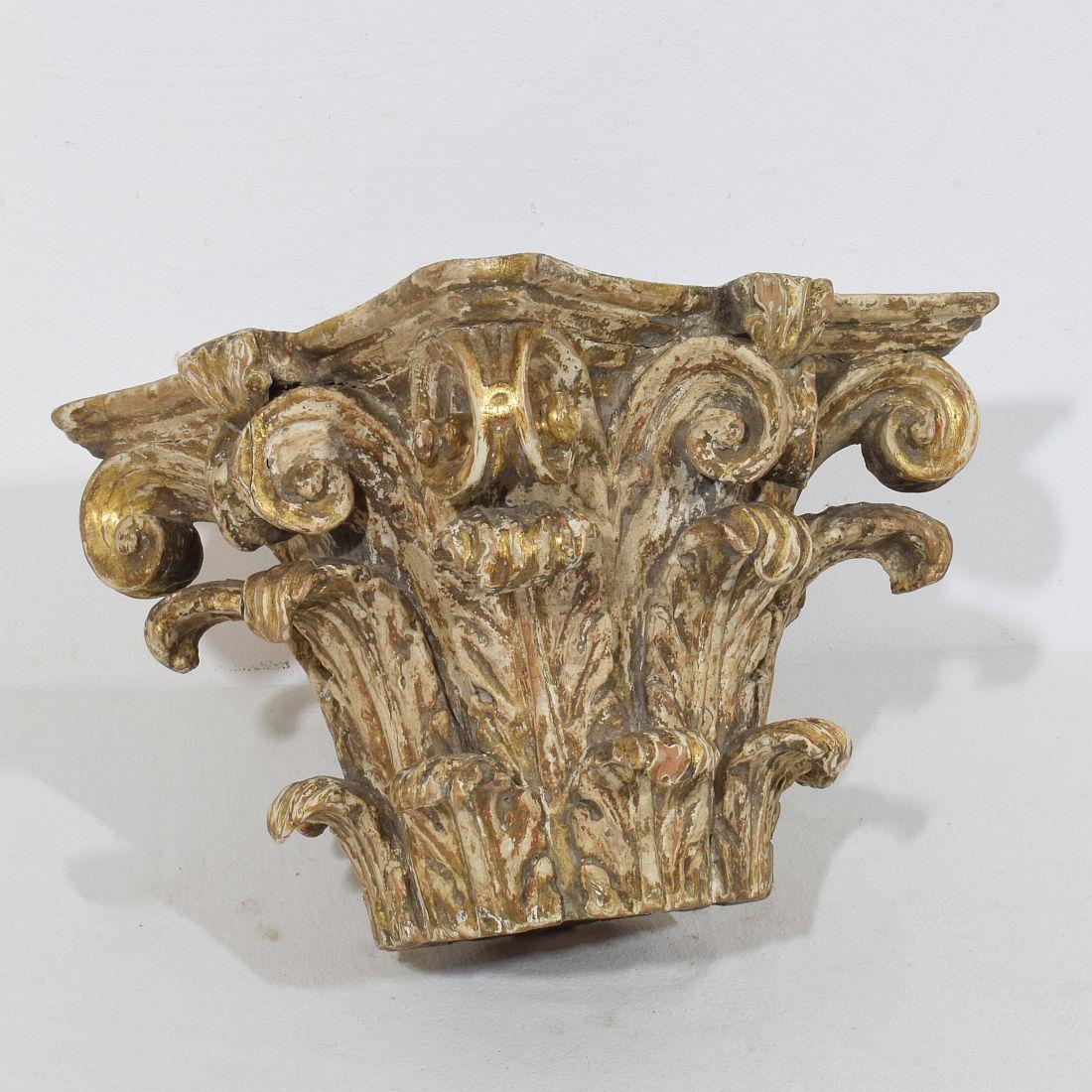 Sculpté à la main XVIIIe siècle français  Chapiteau en bois sculpté et usé par les intempéries