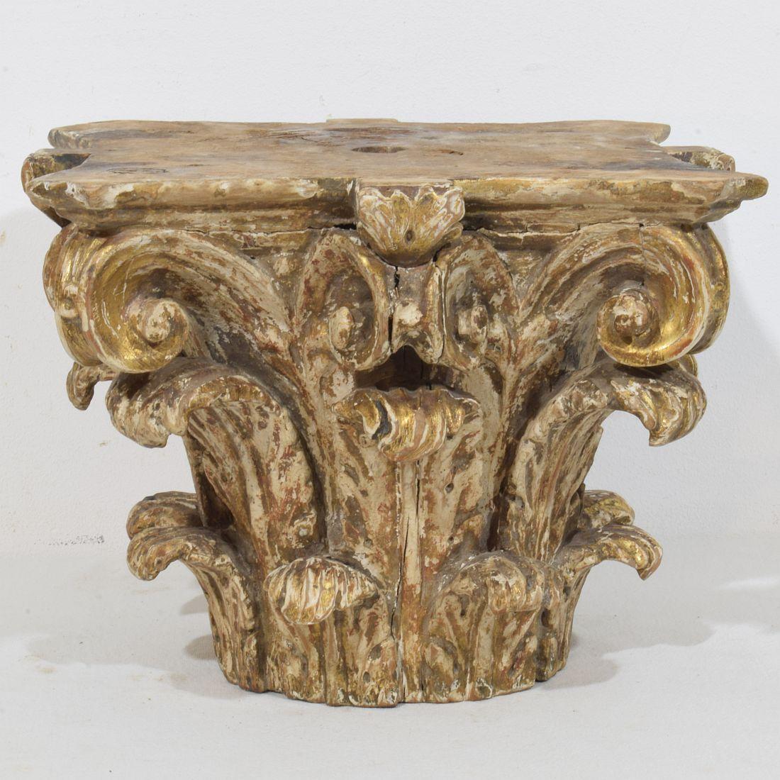 XVIIIe siècle français  Chapiteau en bois sculpté et usé par les intempéries Bon état à Buisson, FR