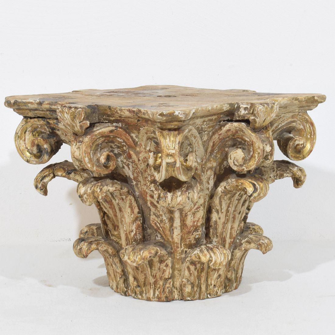 XVIIIe siècle et antérieur XVIIIe siècle français  Chapiteau en bois sculpté et usé par les intempéries