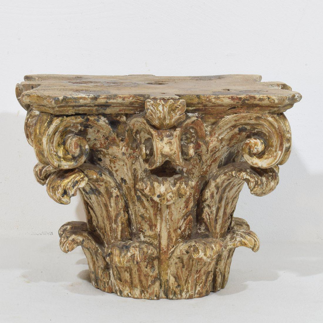 Bois XVIIIe siècle français  Chapiteau en bois sculpté et usé par les intempéries