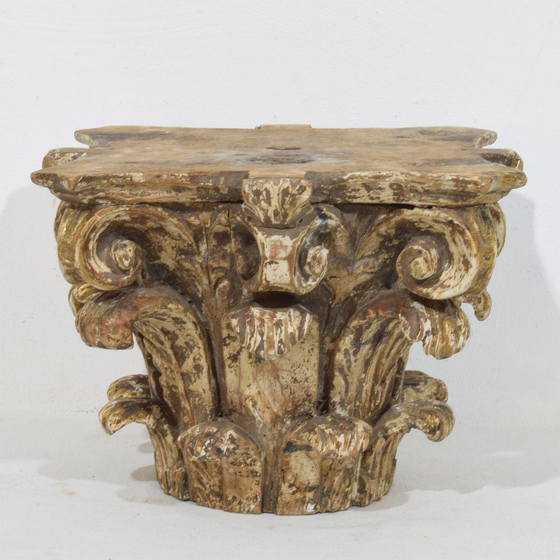XVIIIe siècle français  Chapiteau en bois sculpté et usé par les intempéries 1