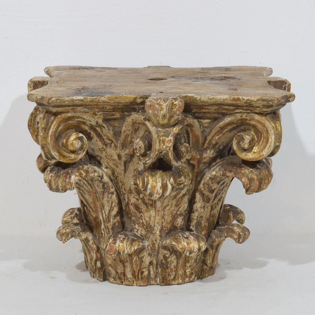 XVIIIe siècle français  Chapiteau en bois sculpté et usé par les intempéries 2