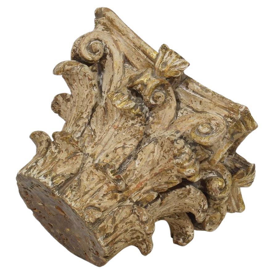 Siglo XVIII Francés  Capitel de madera tallada envejecida