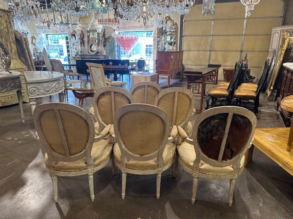 Guter Satz von 6 französischen Sesseln im Stil Louis XVI des 18. Jahrhunderts, weiß getüncht. Die weiß getünchten Sessel im französischen Louis XVI-Stil sind der Inbegriff zurückhaltender Eleganz. Ihre medaillonierten Rückenlehnen, kannelierten
