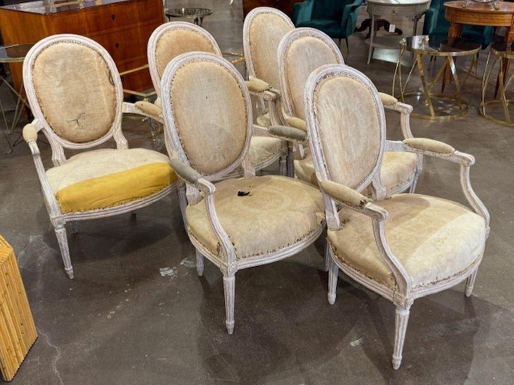 Französische weißgetünchte Sessel aus dem 18. im Zustand „Gut“ im Angebot in Dallas, TX